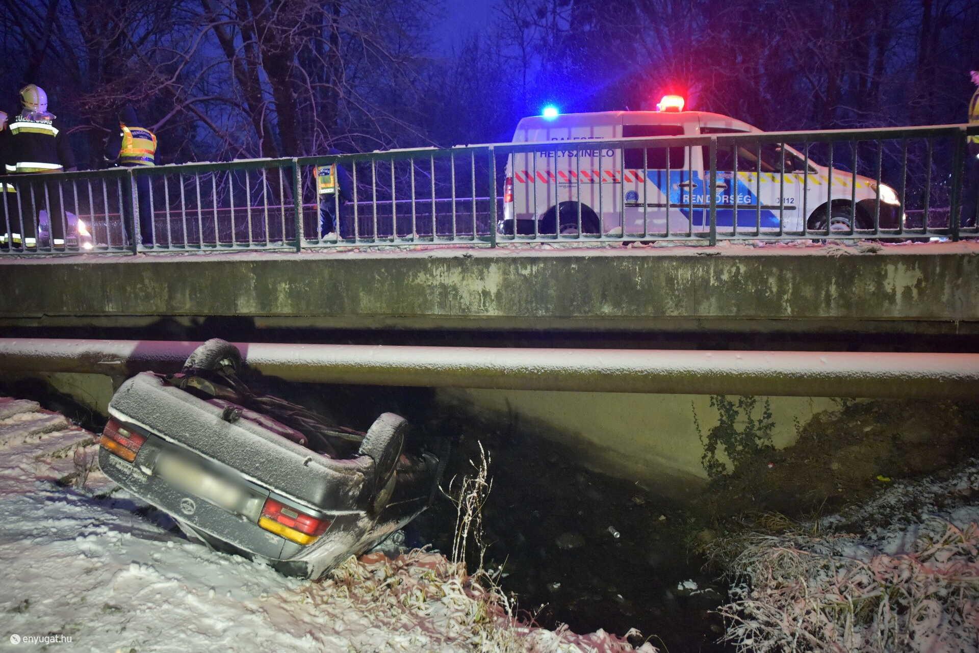 Patakmeder mellé csapódott egy Toyota Vépen - kanyarban csúszott meg az autó