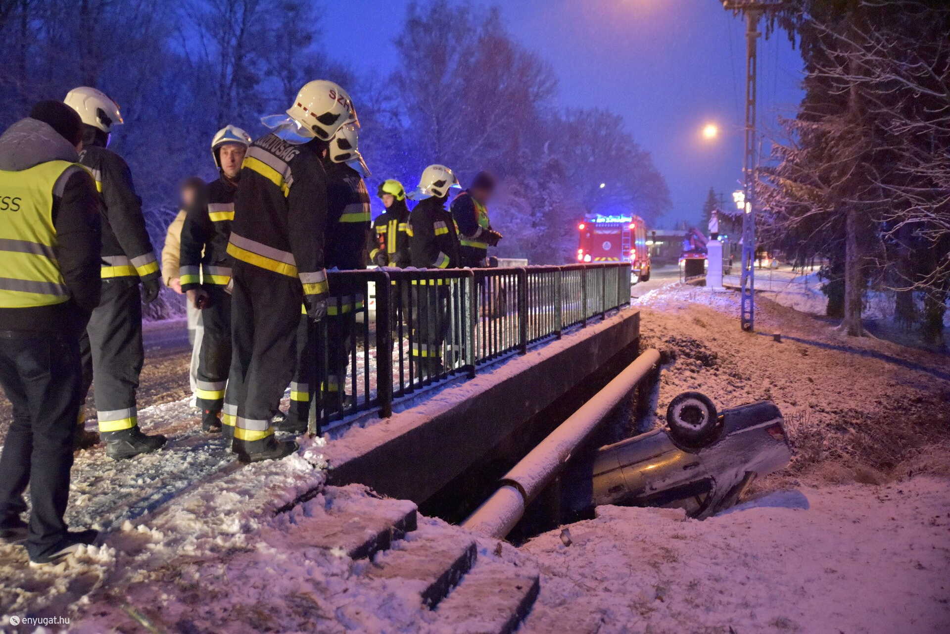 Patakmeder mellé csapódott egy Toyota Vépen - kanyarban csúszott meg az autó