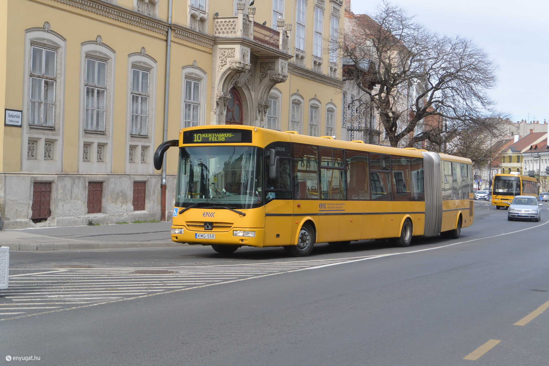 A Volánbusz helyijárata a Várkerületen