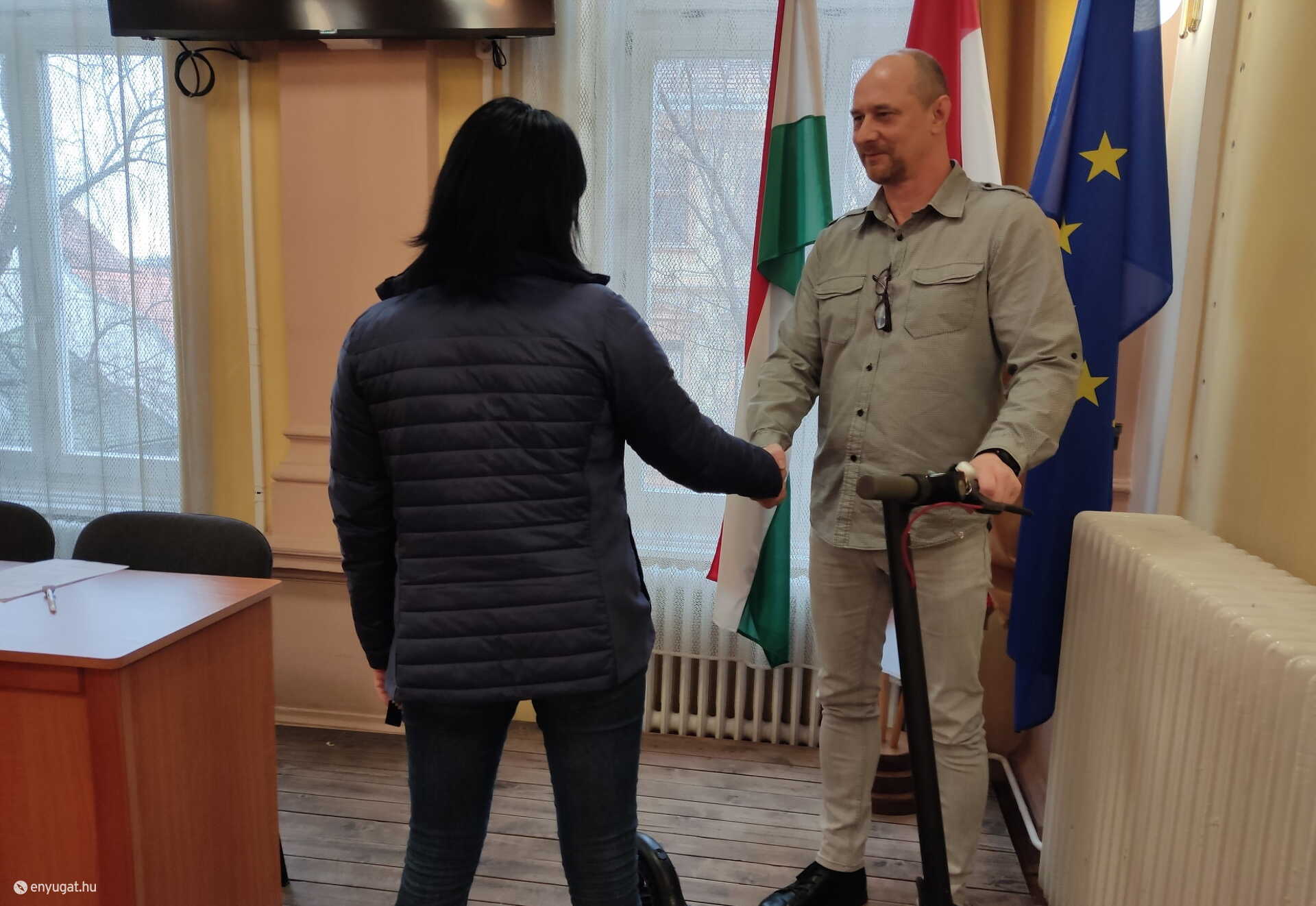  Füzi Balázs nyomozó visszaadta a tulajdonosnak az ellopott rollert.