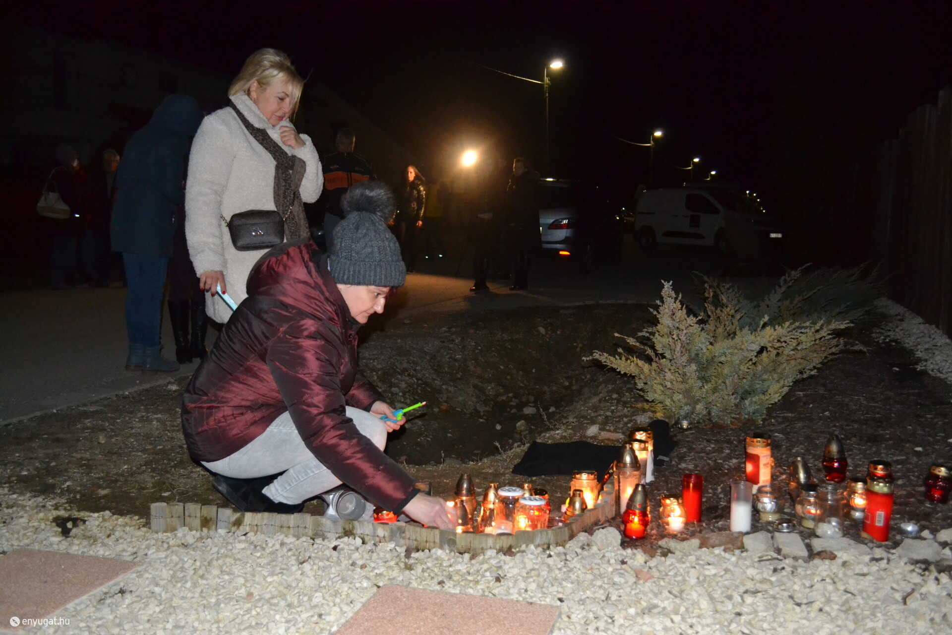 A szél és a hideg ellenére sokan érezték úgy, hogy a péntek este a bajnok előtti tiszteletadásé.