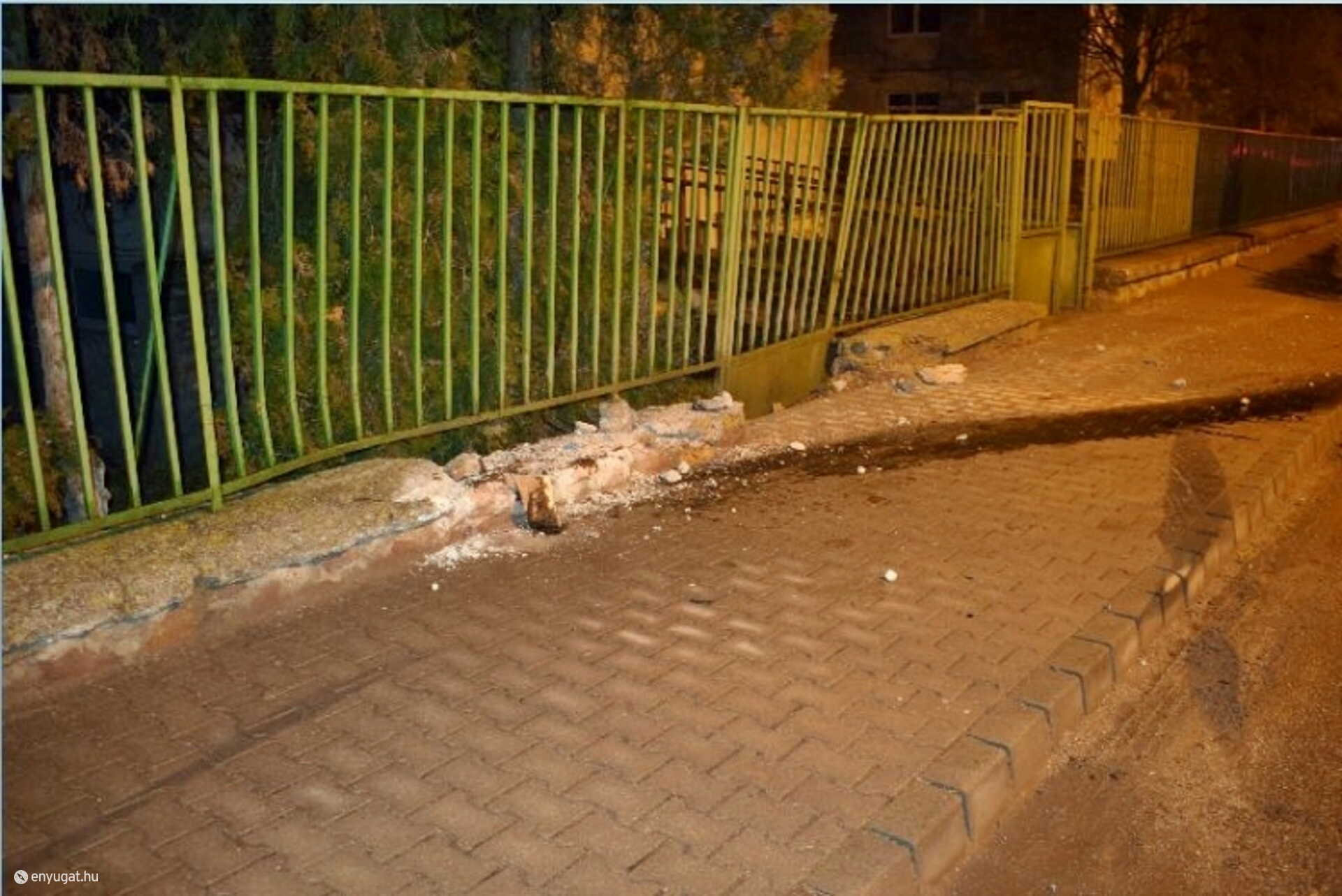 A nedves útfelületen az autó megcsúszott...