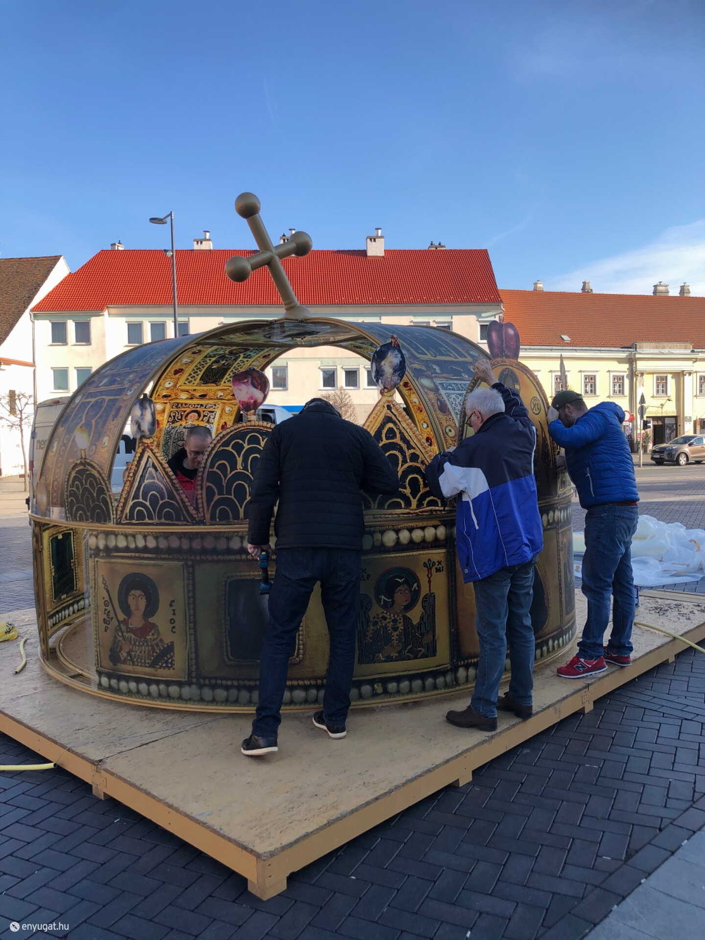 A klub tagjai szállították Sopronba az installációt.