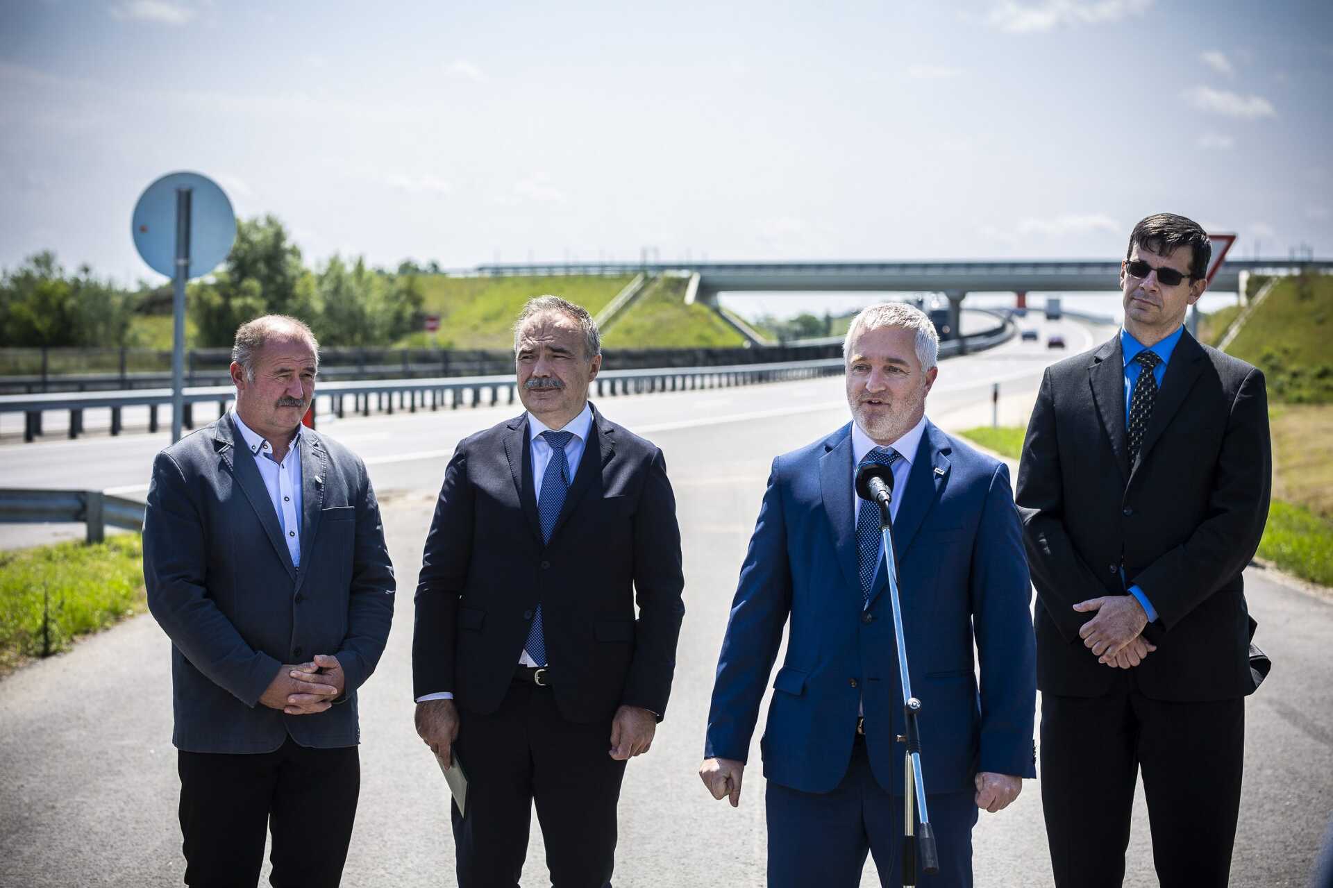 Elkészült az M15 autópálya Rajka-országhatár közötti szakasza