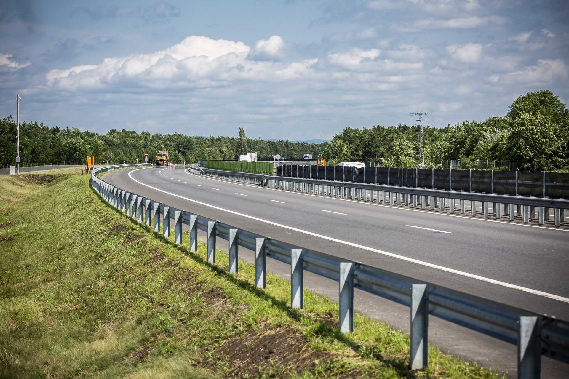 Elkészült az M15 autópálya Rajka-országhatár közötti szakasza