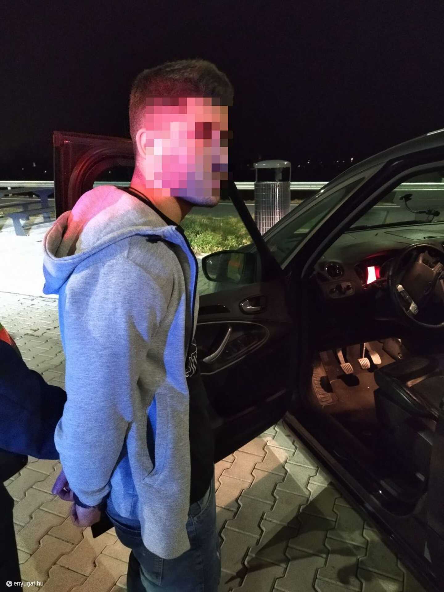 Az autót a 21 éves román sofőr vezette.