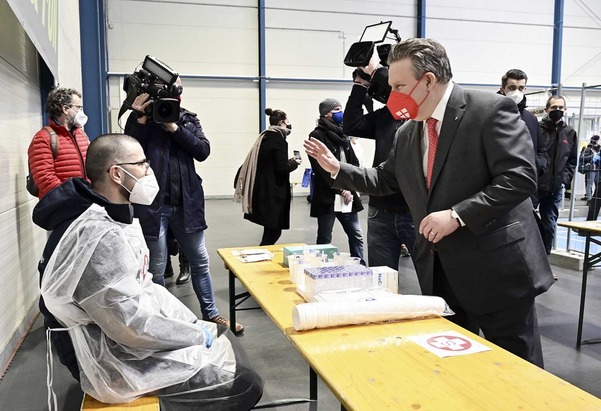 Michael Ludwig polgármester megtekinti az ukrajnai menekültek számára kialakított fogadóállomást