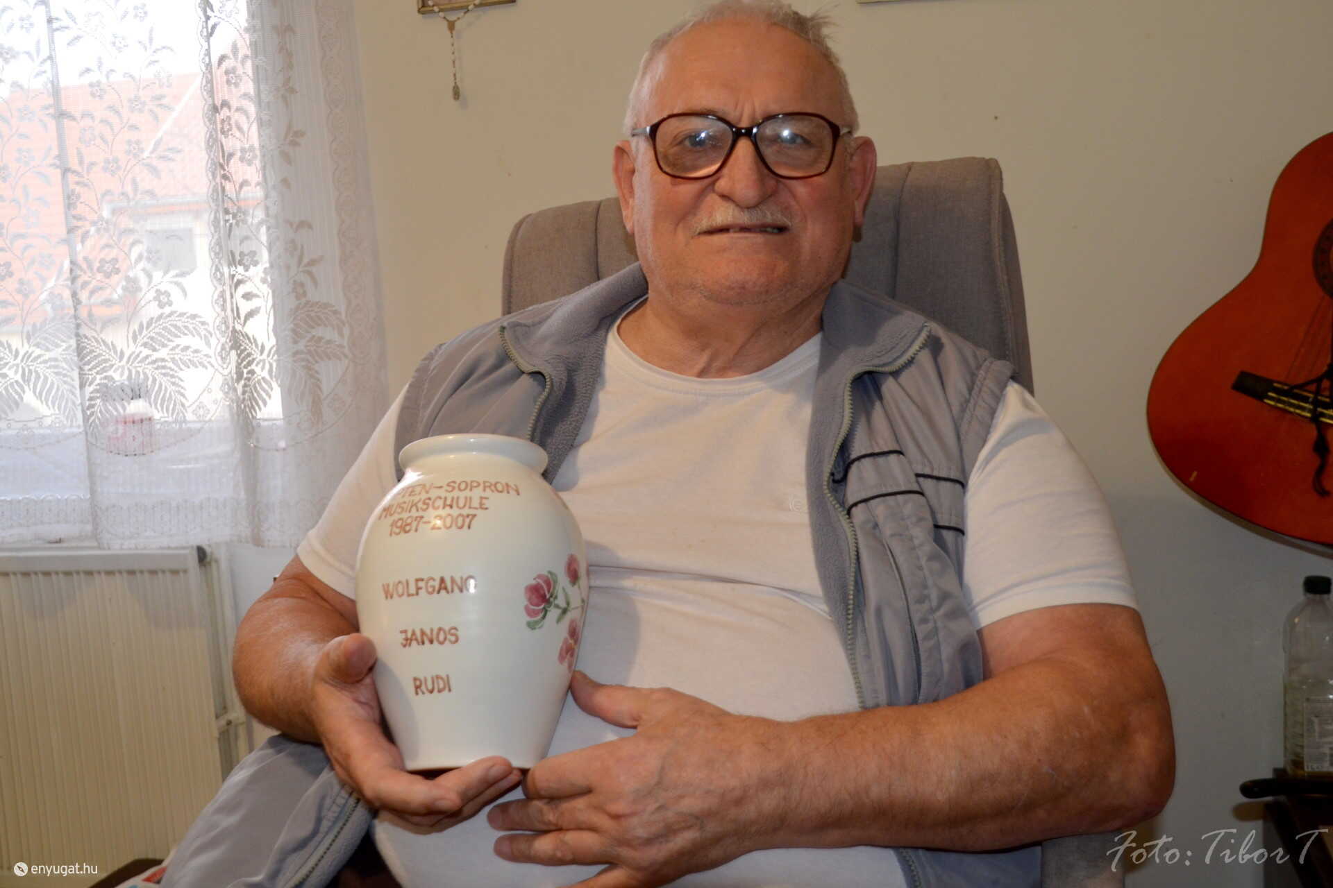 Fohner János és az évfordulóra kapott váza.