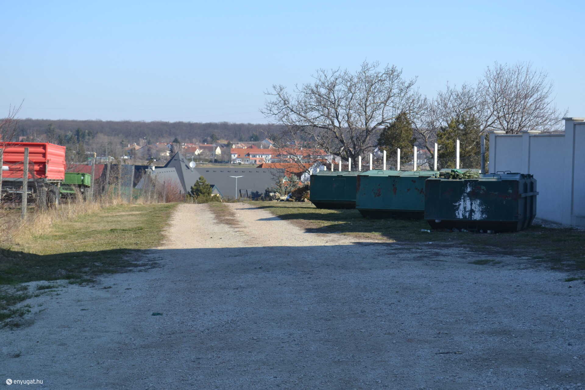 Ezen az önkormányzati területen állítólag nem lehet parkolót kialakítani...