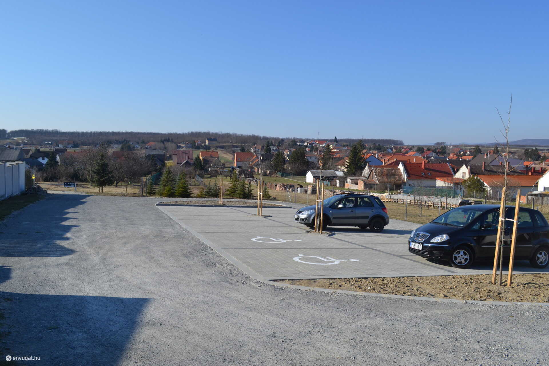 Gyönyörű a panoráma a parkolóból. Tizenhét beálló már elkészült.