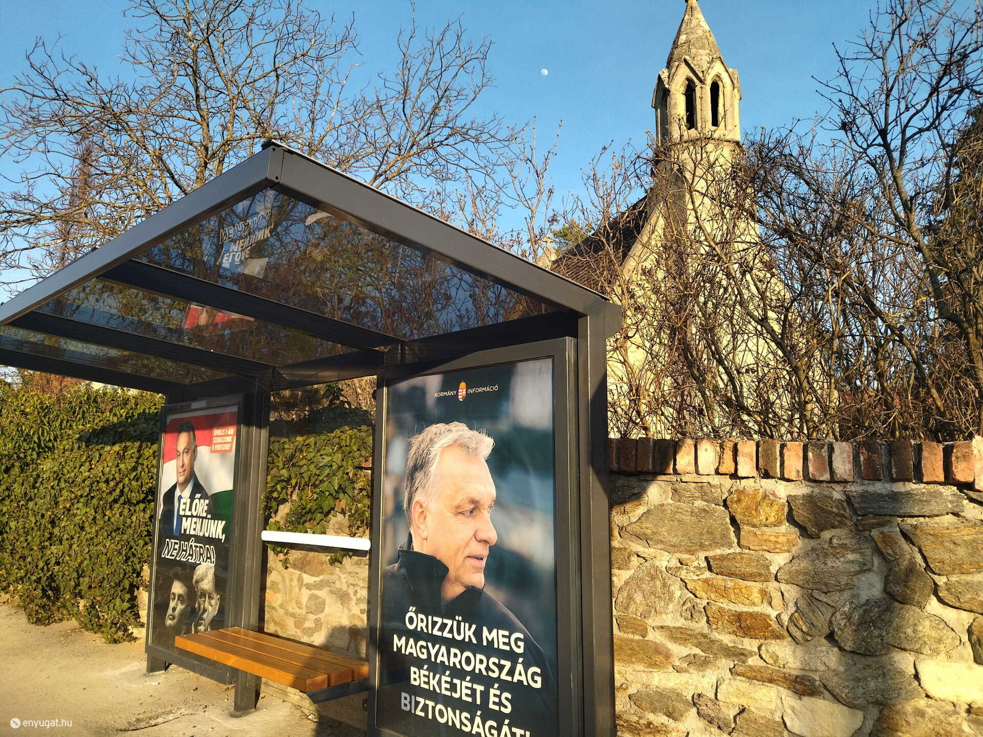 Nem tájba illő és legfeljebb a plakátot védi.