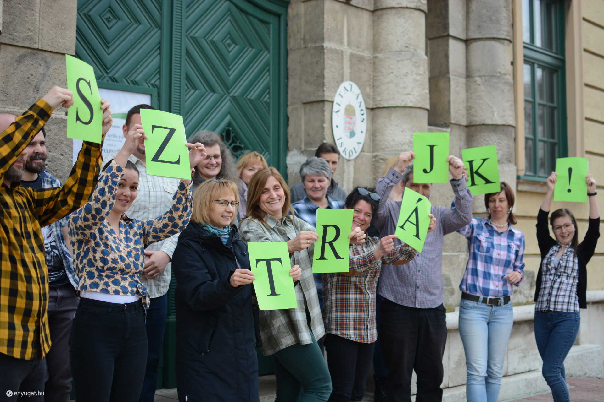 Húsz pedagógus vállalta a sztrájkot és állította össze a 12 pontot.