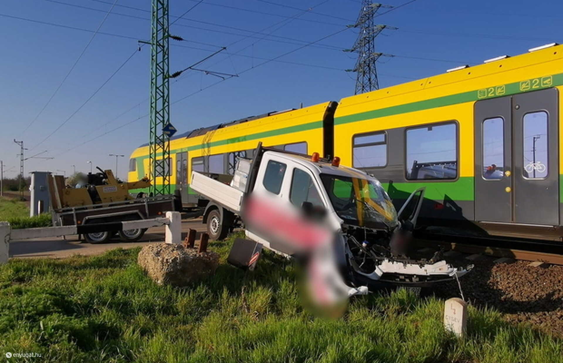 Teherautót sodort el a vonat, ittas volt a sofőr