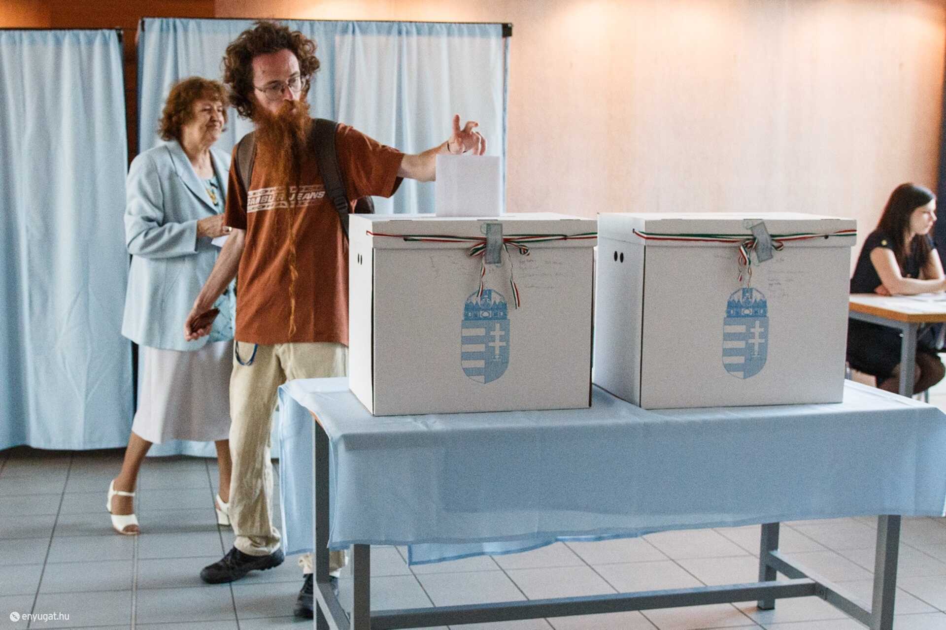 A borítékot elegáns mozdulattal ejtsük az urnába
