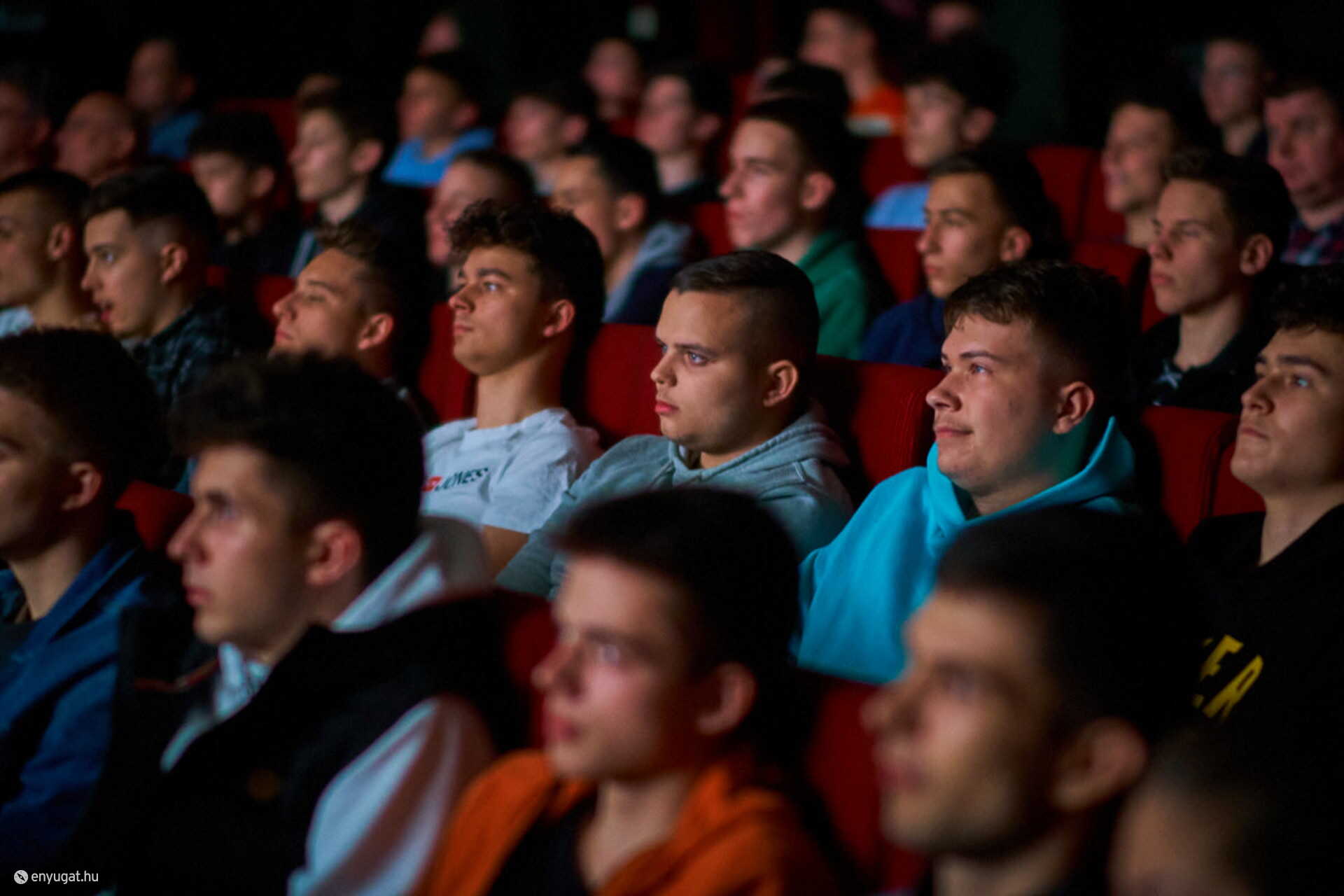 A sportiskola játékosai a vetítésen.