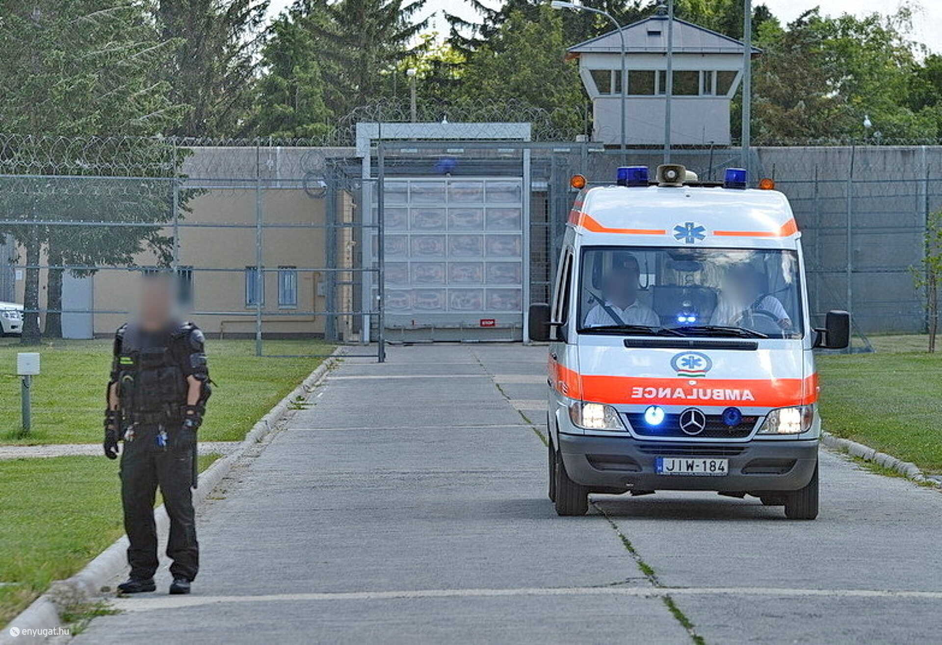 Mentő a szombathelyi börtön területén - a kép illusztráció