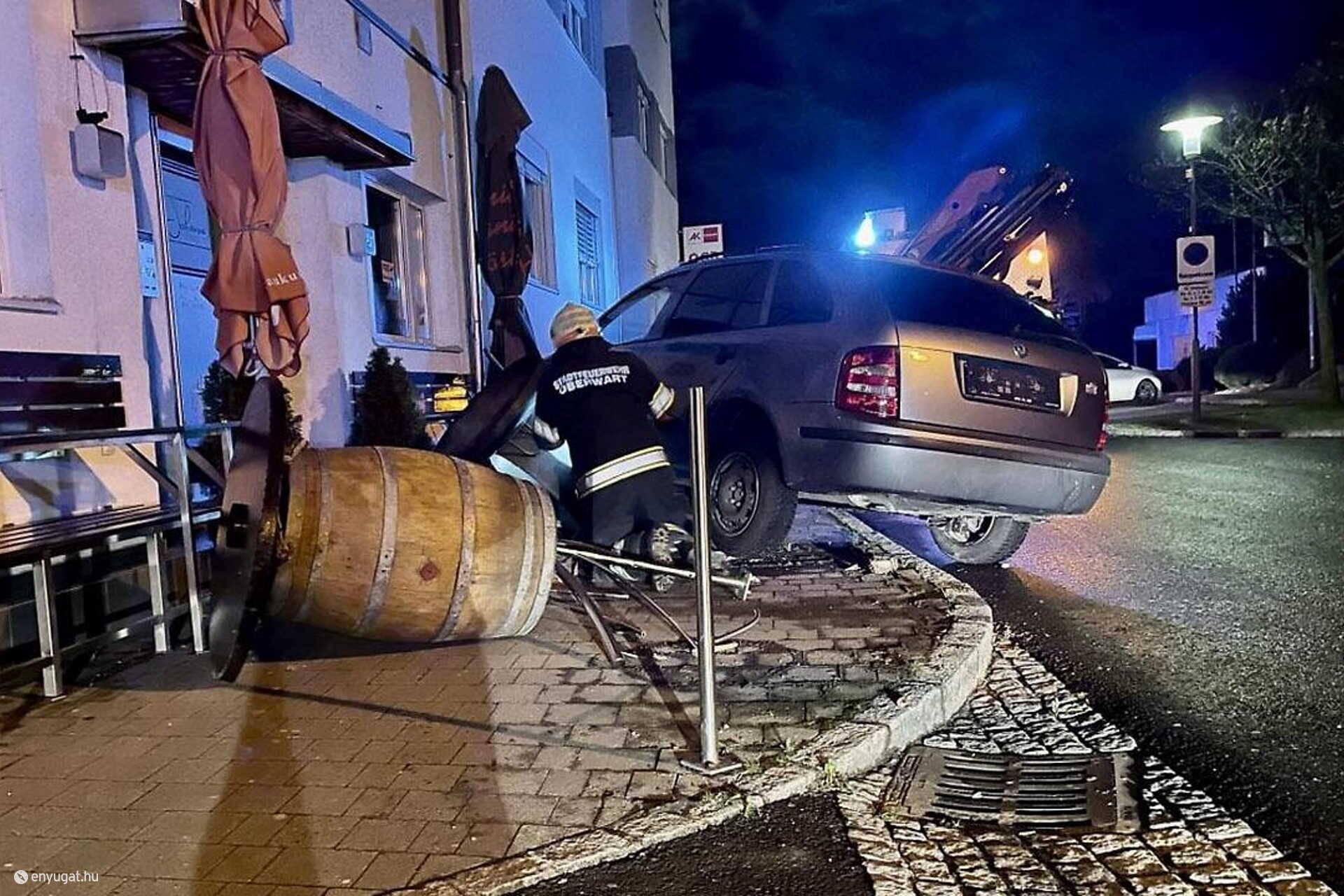 A tűzoltóknak szombat este adott munkát az épületbe csapódó autó. 
