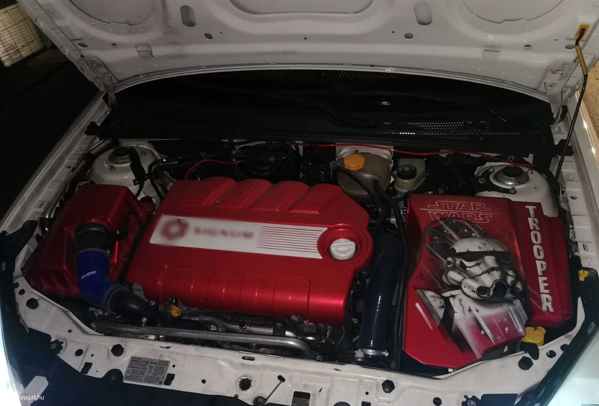 Még a motortérben is csillagok háborúja...