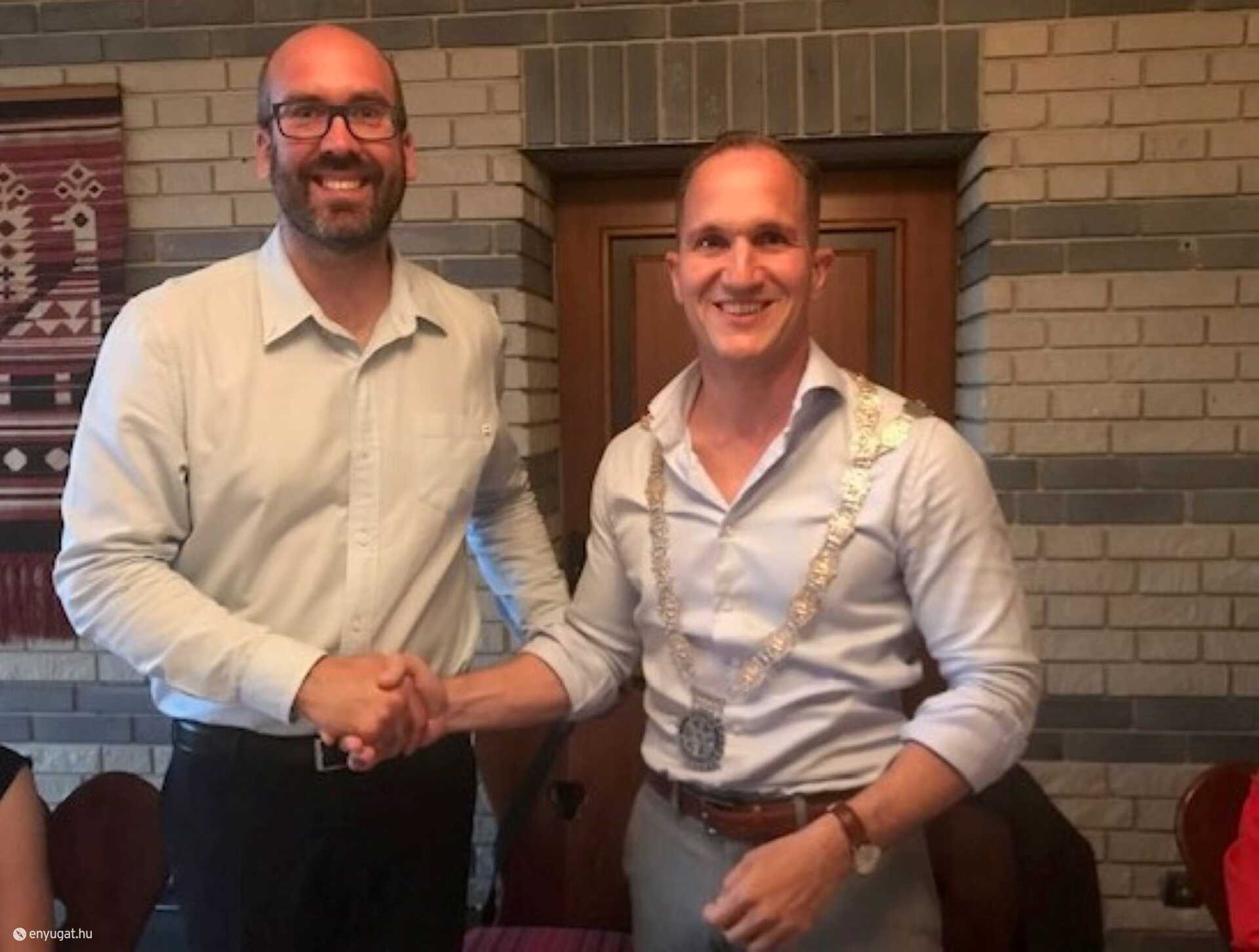 Balra Molnár Tibor leköszönt, míg a jobb oldalon Varga Gábor, a Rotary Club Sopron új elnöke.