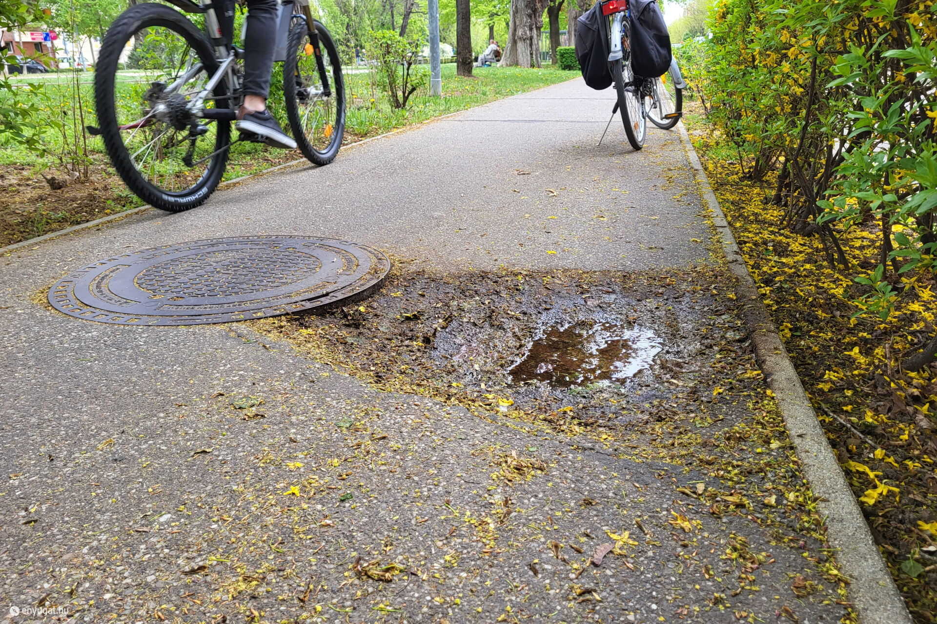 Keréktörő kátyú a Deák téren