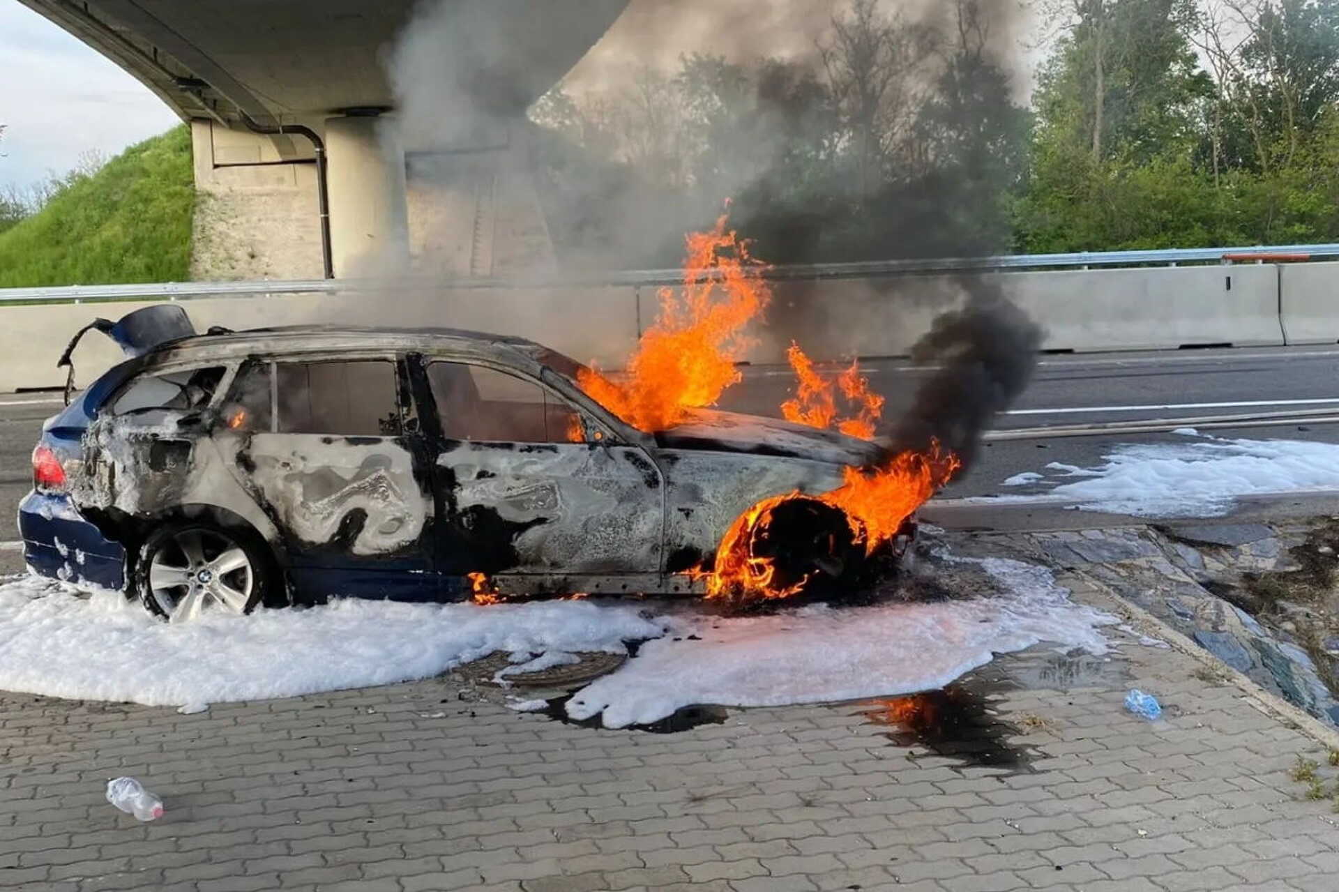 Lángokban állt a BMW az A3-ason