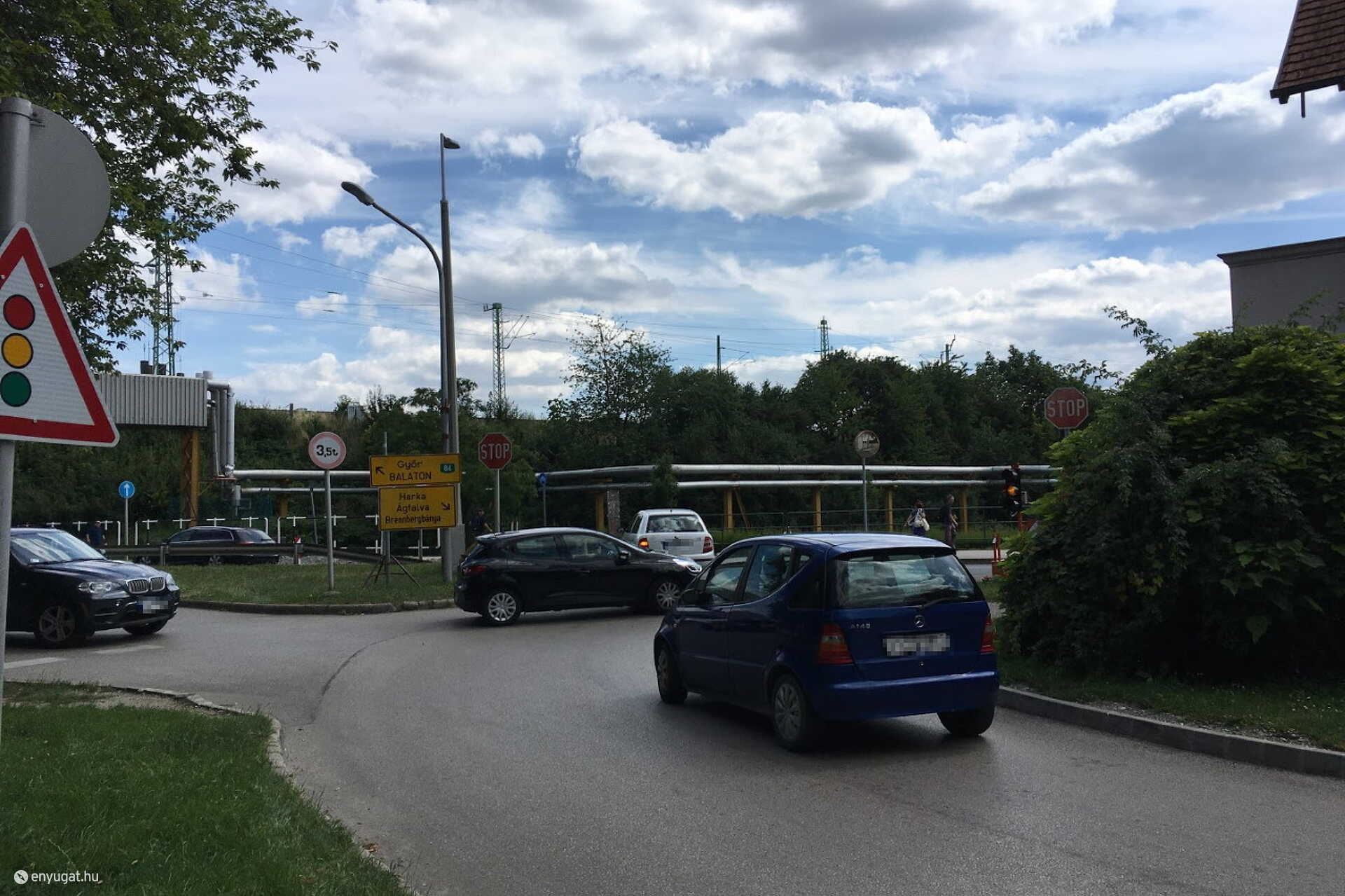 Lámpás forgalomirányítás a vasúti hídnál