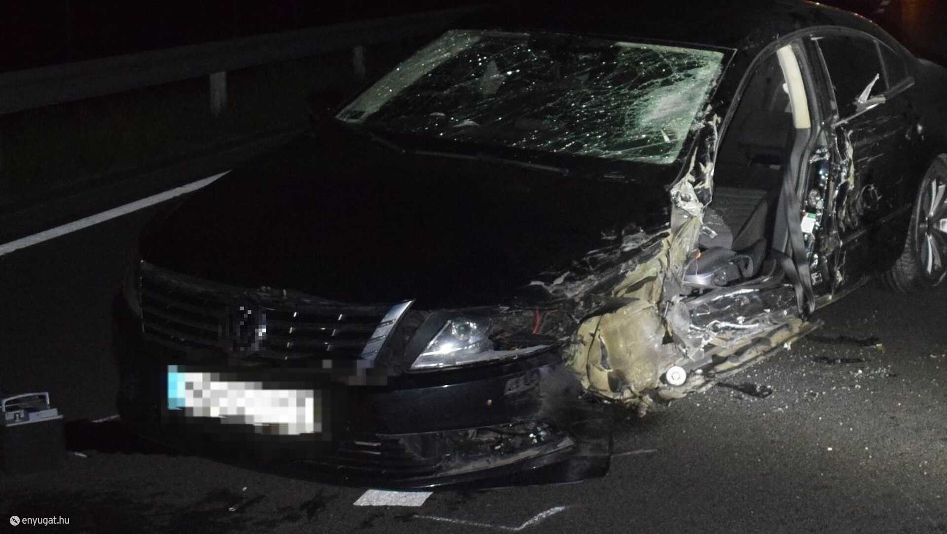 Két autó összetörött, három ember megsérült a balesetben.