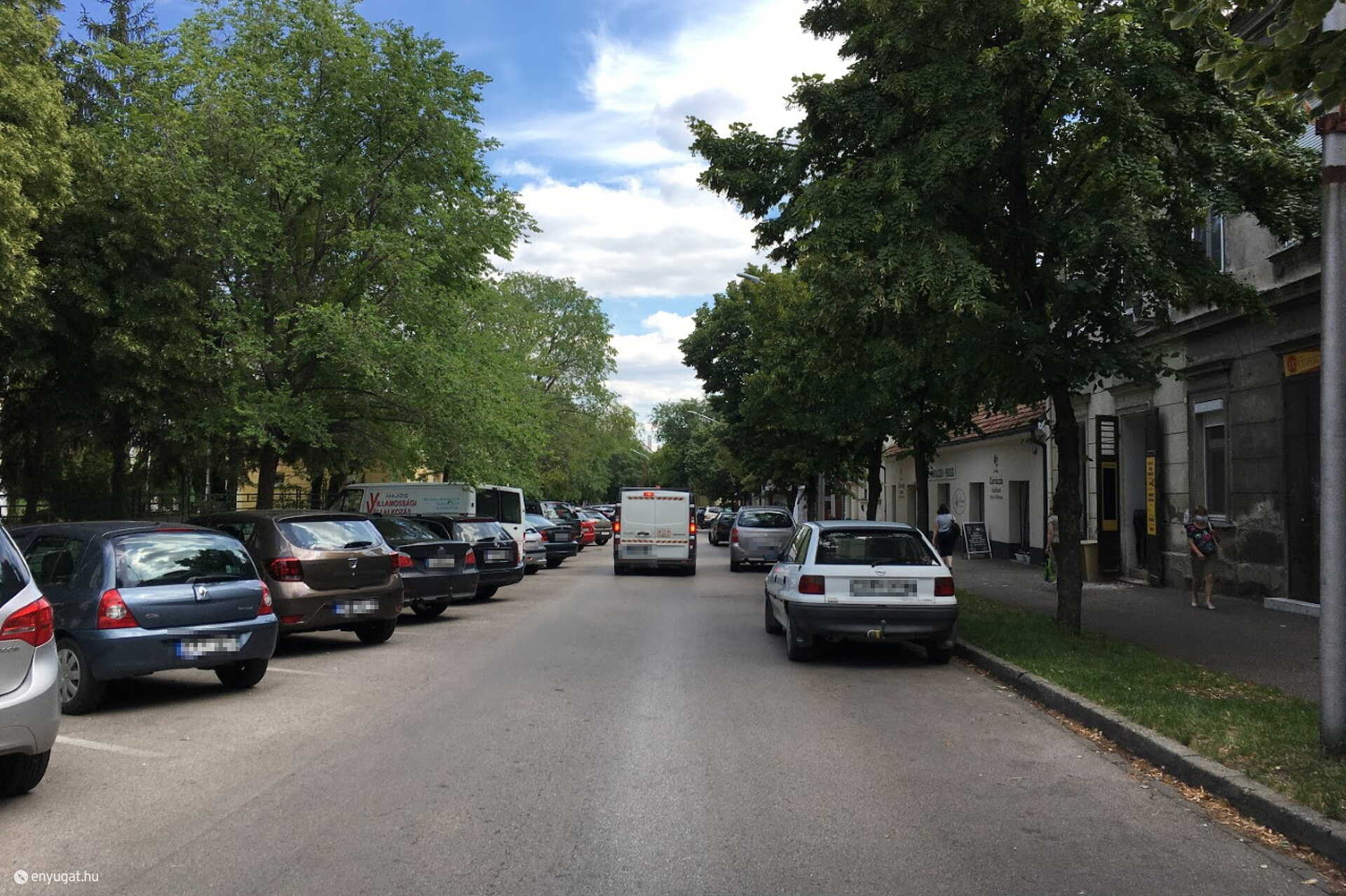 Tilosban parkoló autók egymás után a jobb oldalon