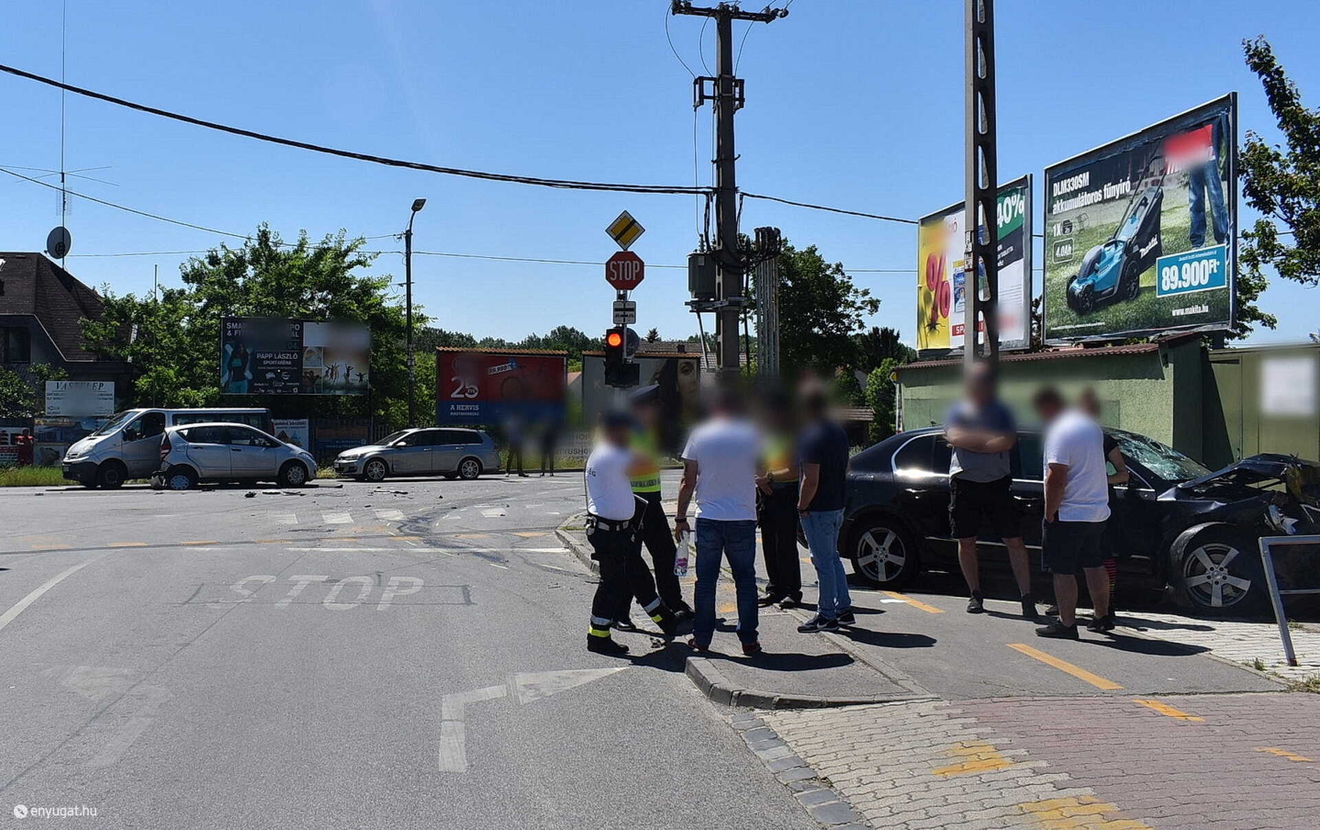 A balesetben négy gépkocsi rongálódott meg