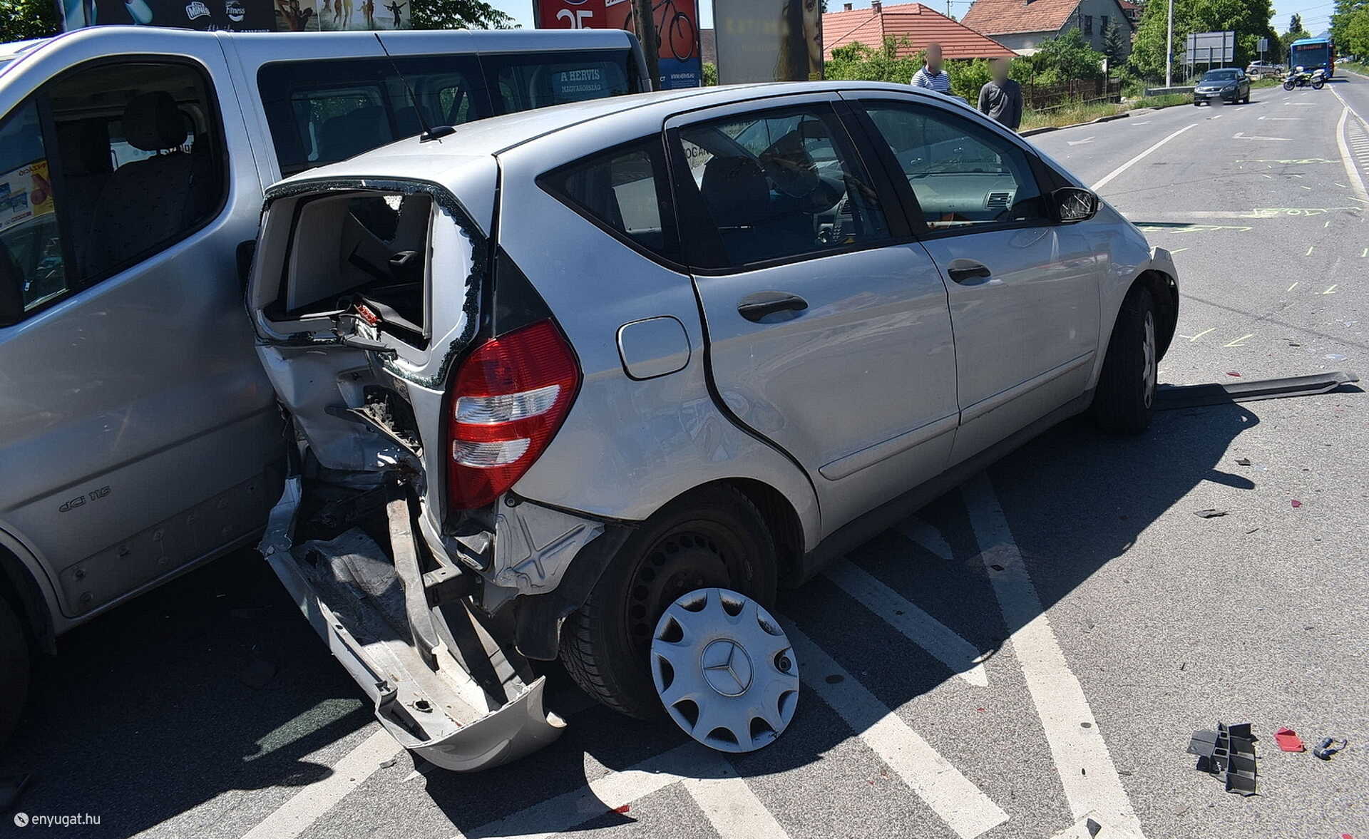 A vétlen járműve - hátulról érte utól a menekülő sofőr gépkocsija