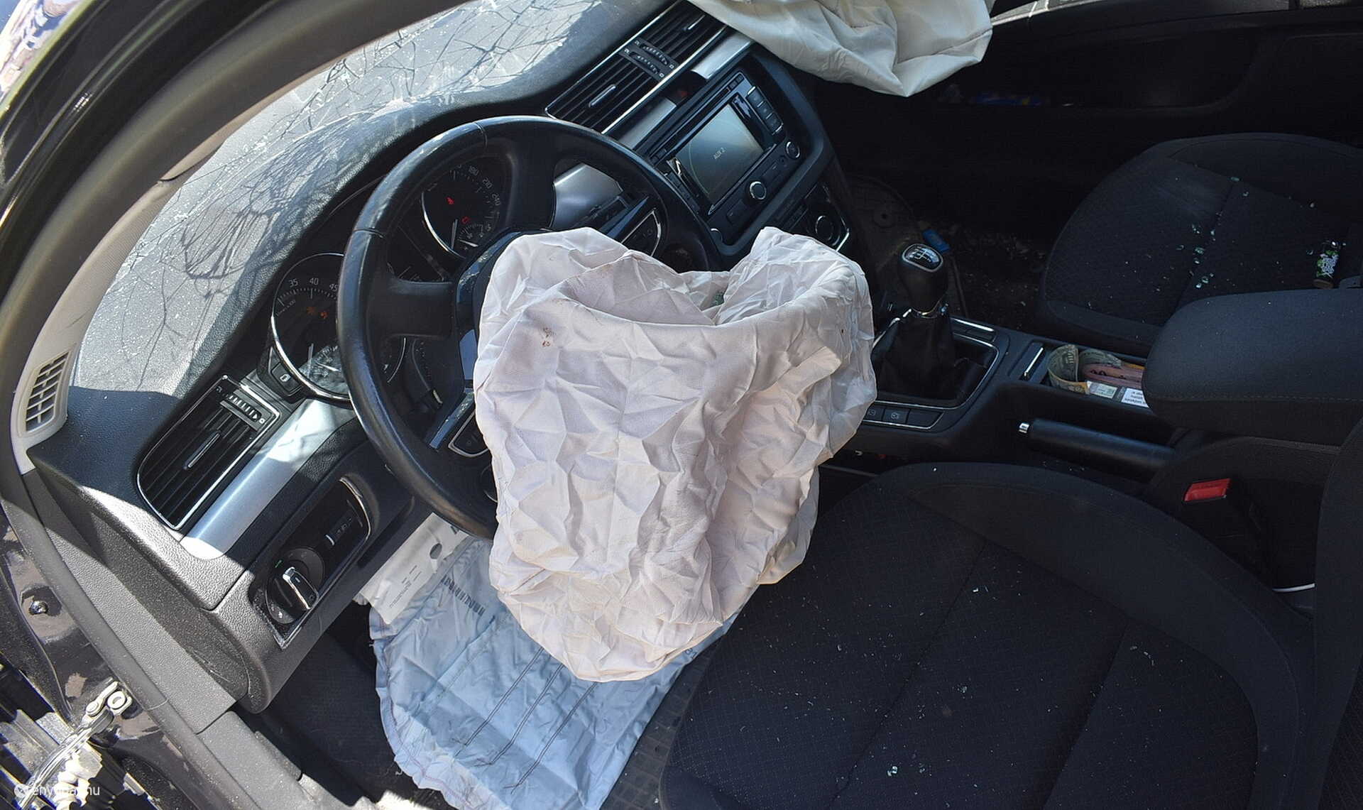 A sofőr megfejelte a szélvédőt, amikor menekülés közben autója Mercedesnek ütközött