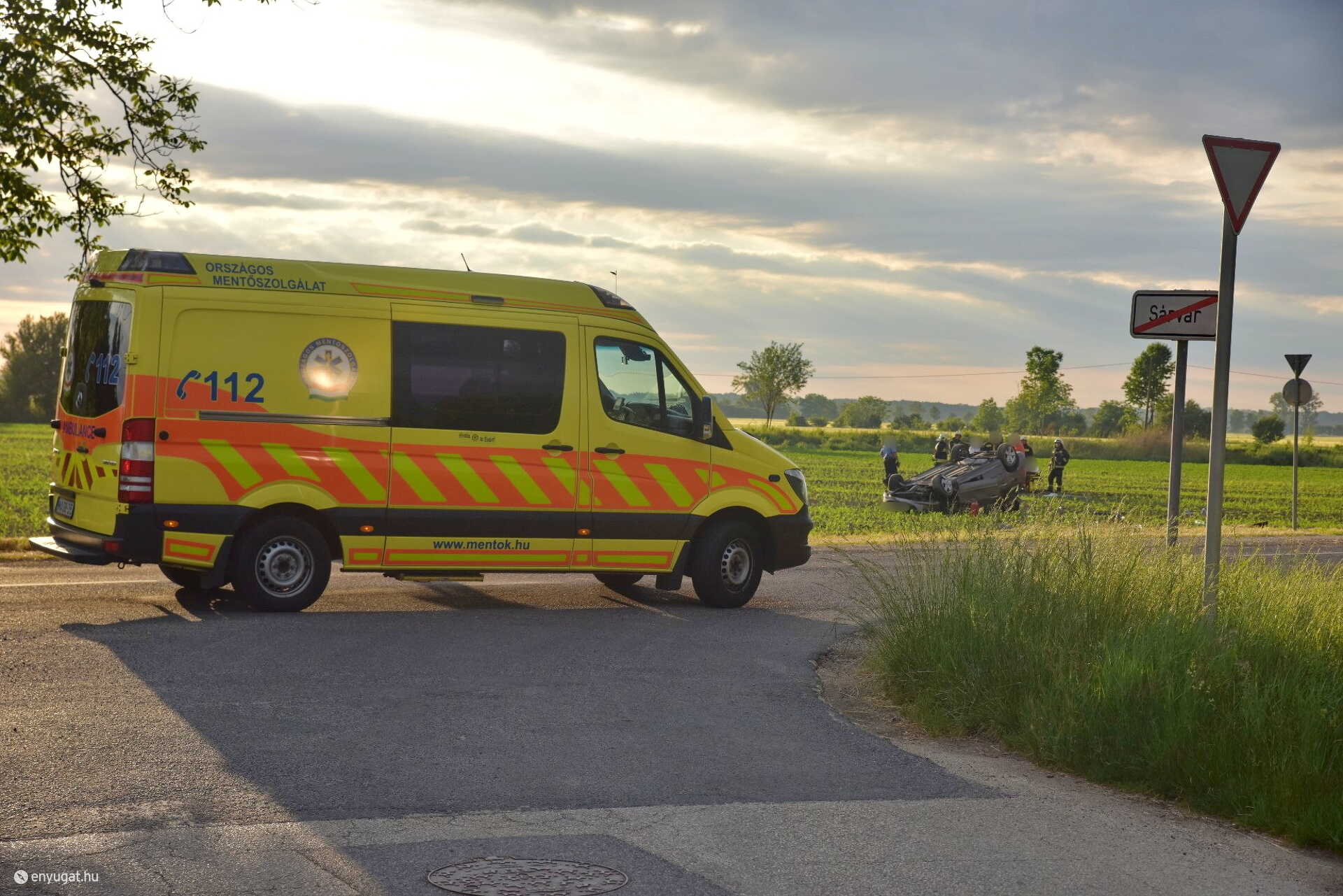 Messzire repült az utas a roncstól - pörgő Peugeot-ból repült ki két ember Sárvárnál