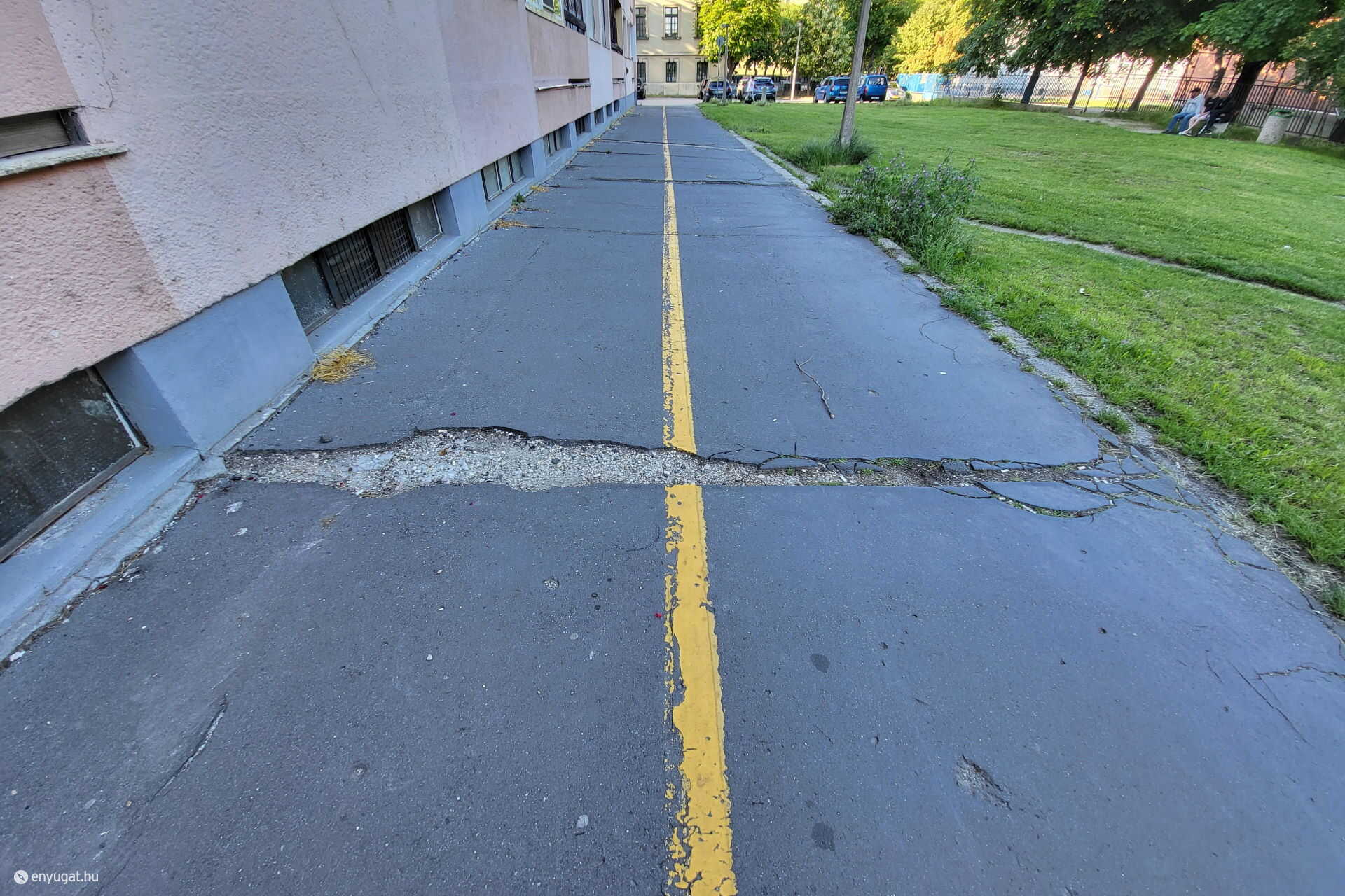 Útburkolati hibák a Deák tér és a Csengery utca között