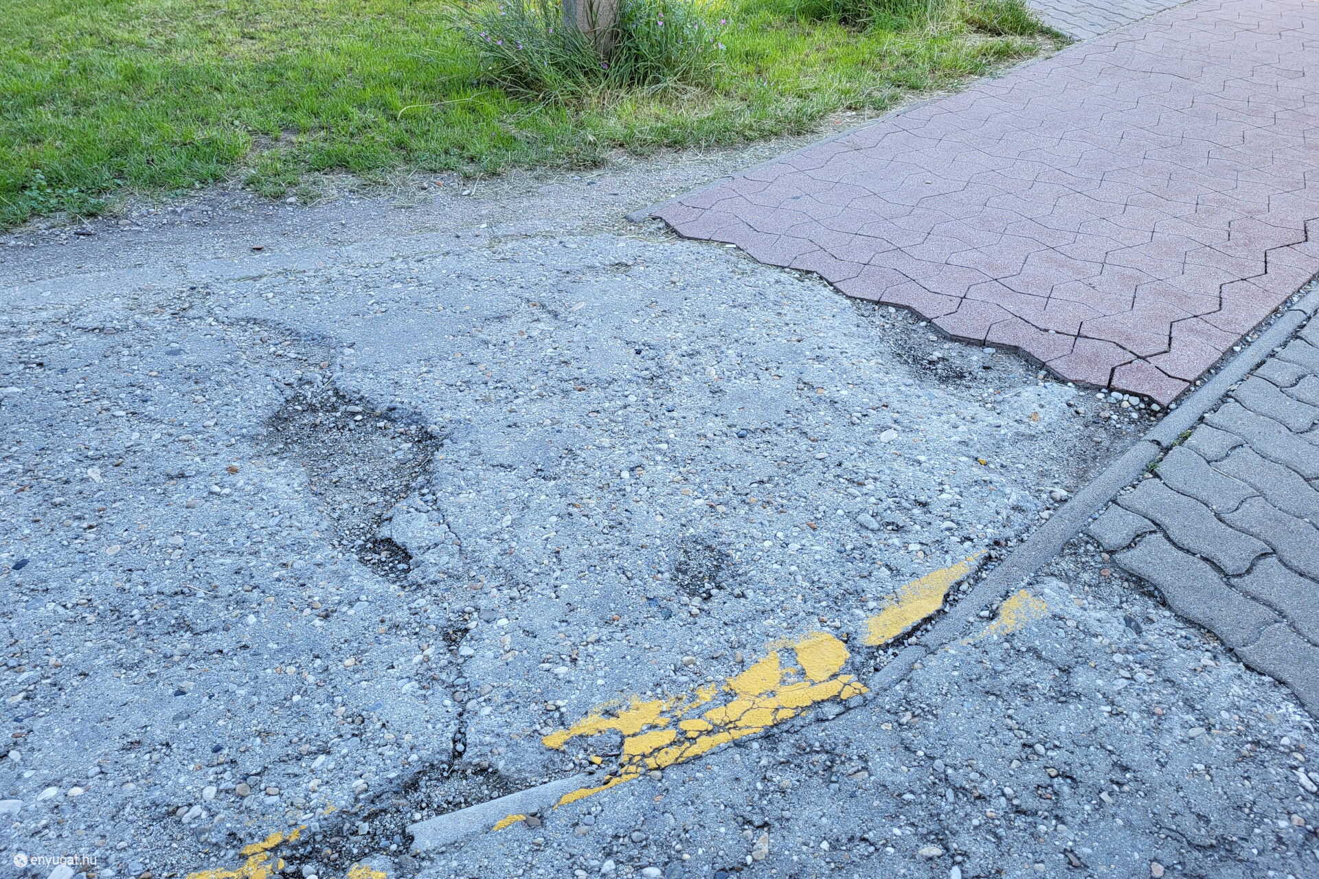 Útburkolati hibák a Deák tér és a Csengery utca között