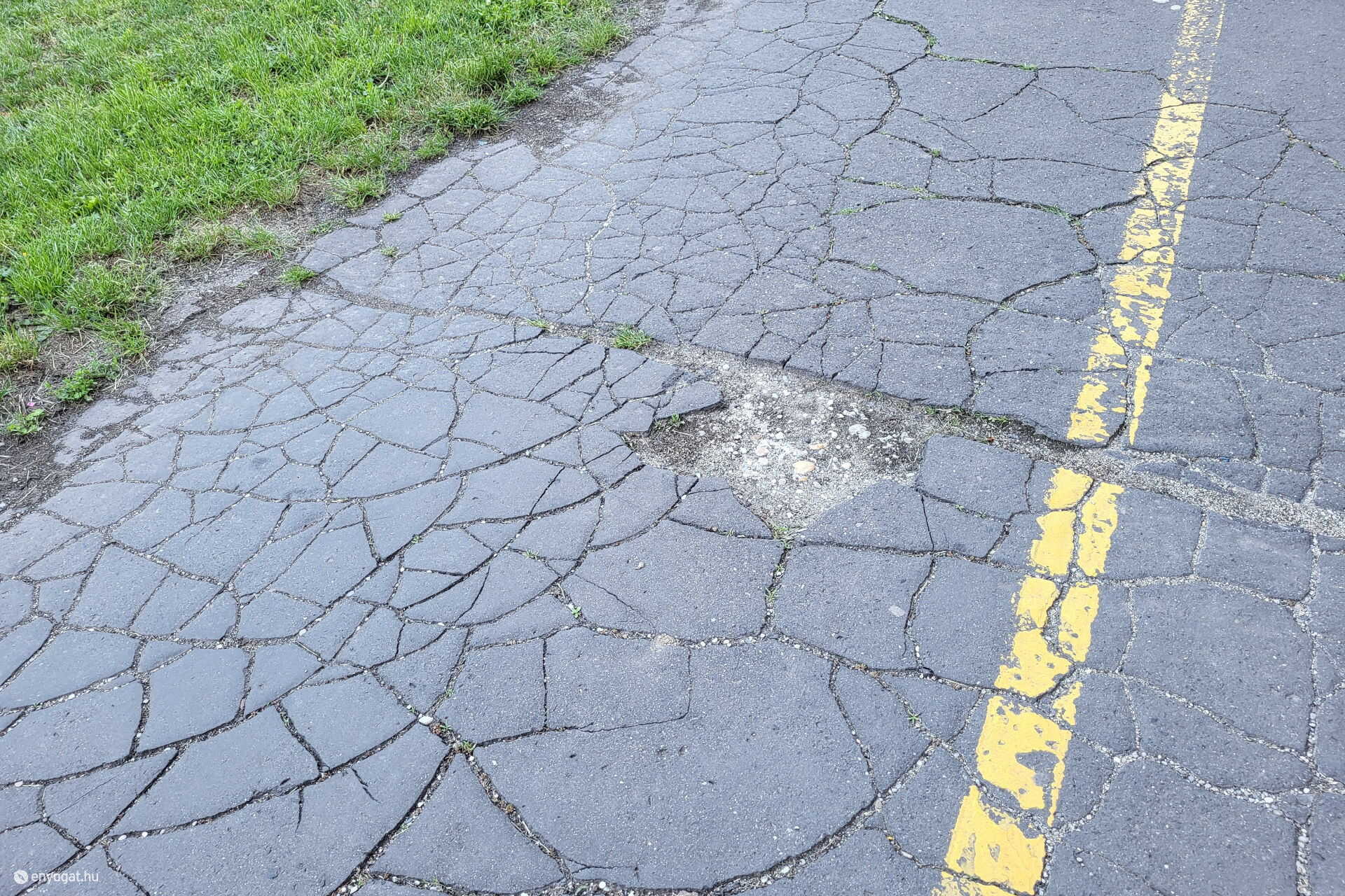 Útburkolati hibák a Deák tér és a Csengery utca között