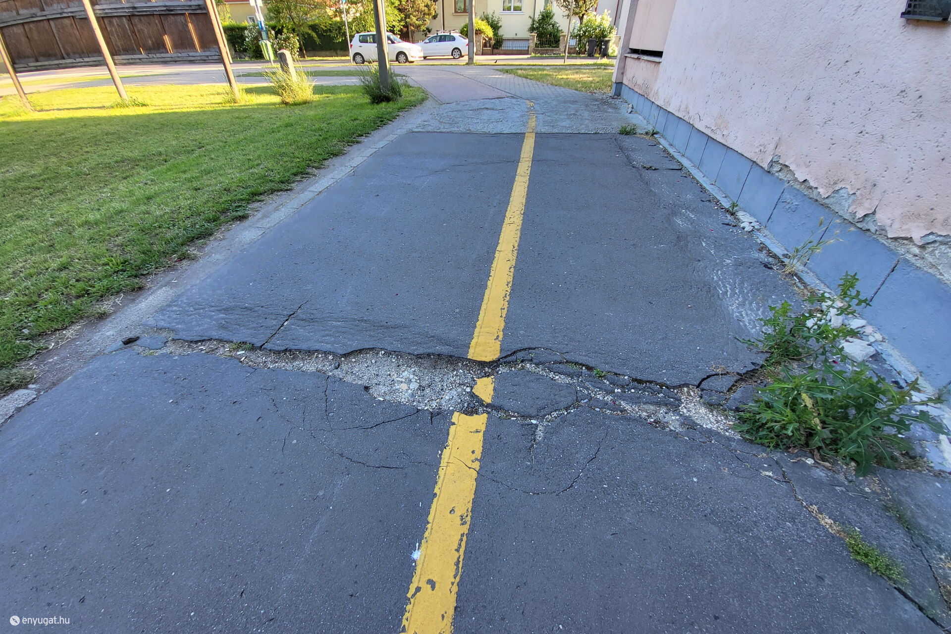 Útburkolati hibák a Deák tér és a Csengery utca között