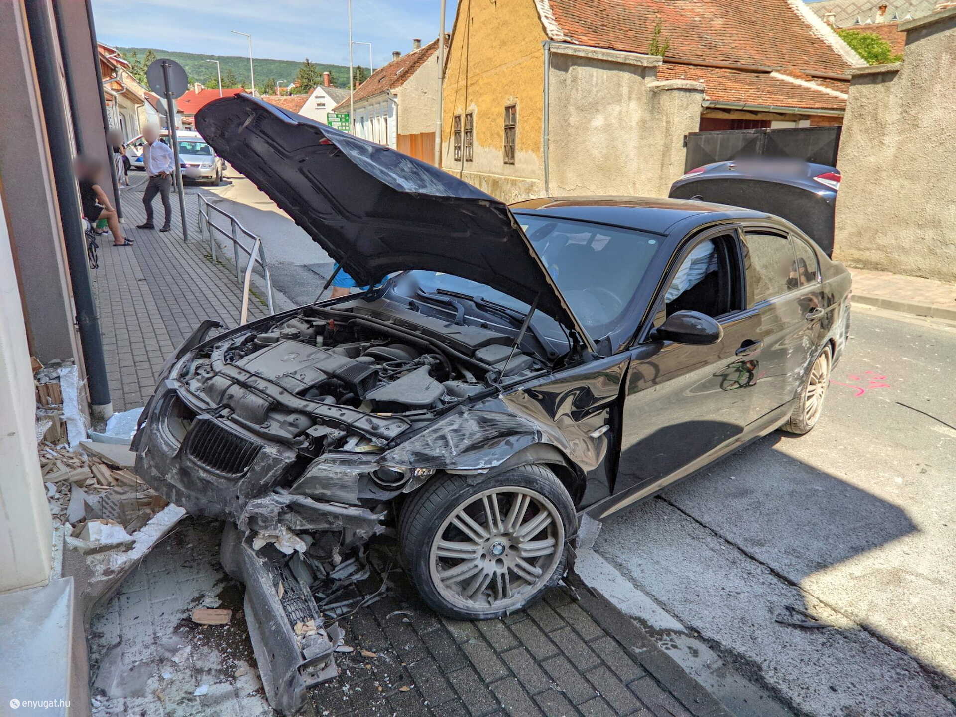 Falhoz nyomott egy turistát egy kisodródó BMW Kőszegen - súlyosan megsérült az asszony