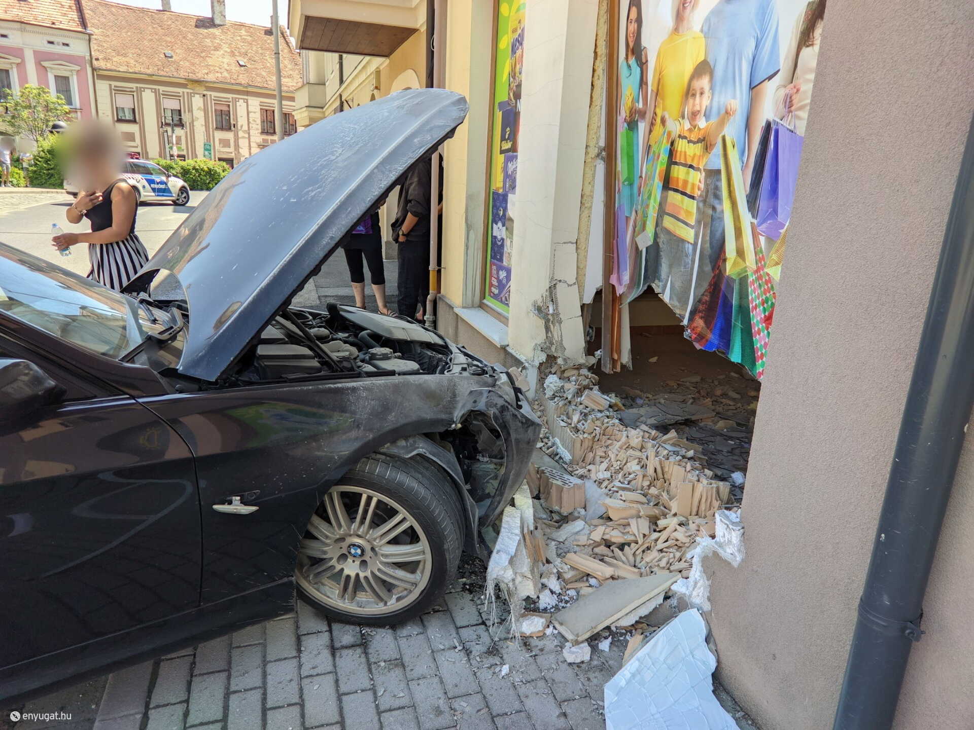 Falhoz nyomott egy turistát egy kisodródó BMW Kőszegen - súlyosan megsérült az asszony