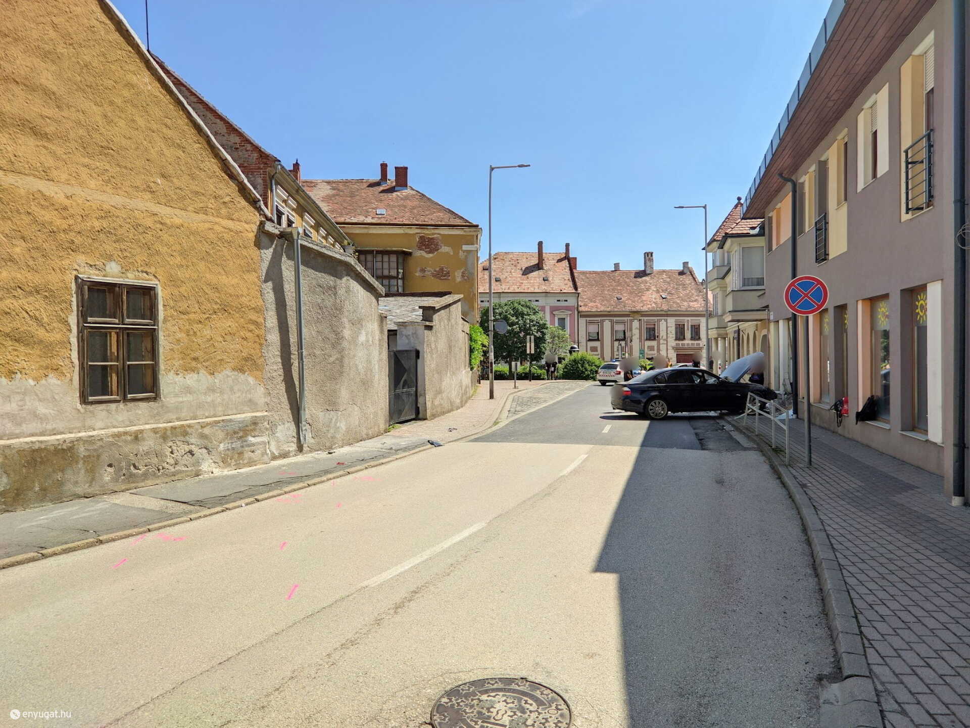 Falhoz nyomott egy turistát egy kisodródó BMW Kőszegen - súlyosan megsérült az asszony
