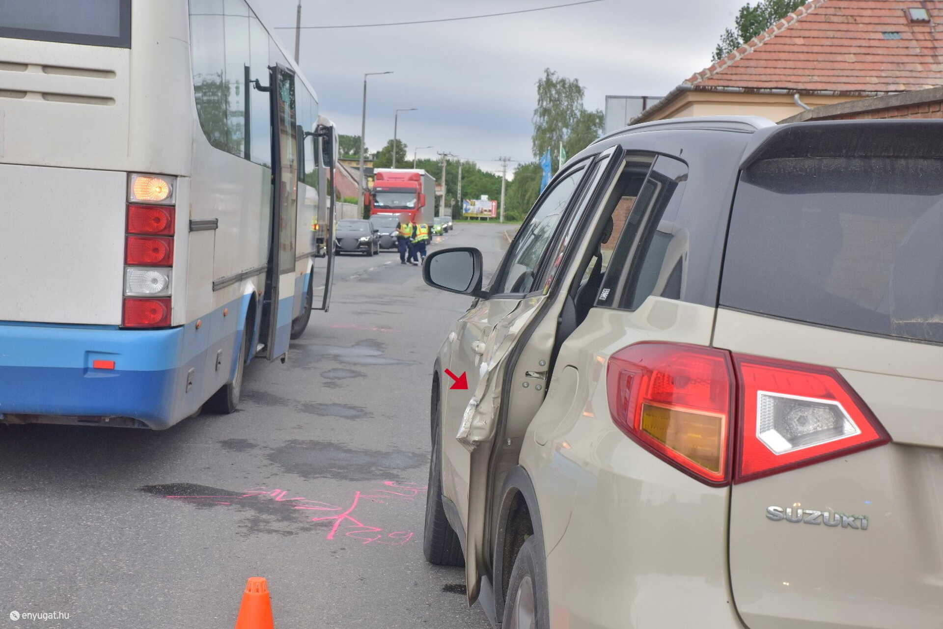 Megállni tilosnál álló Suzuki ajtaját nyitotta Credo busznak egy utas Kőszegen