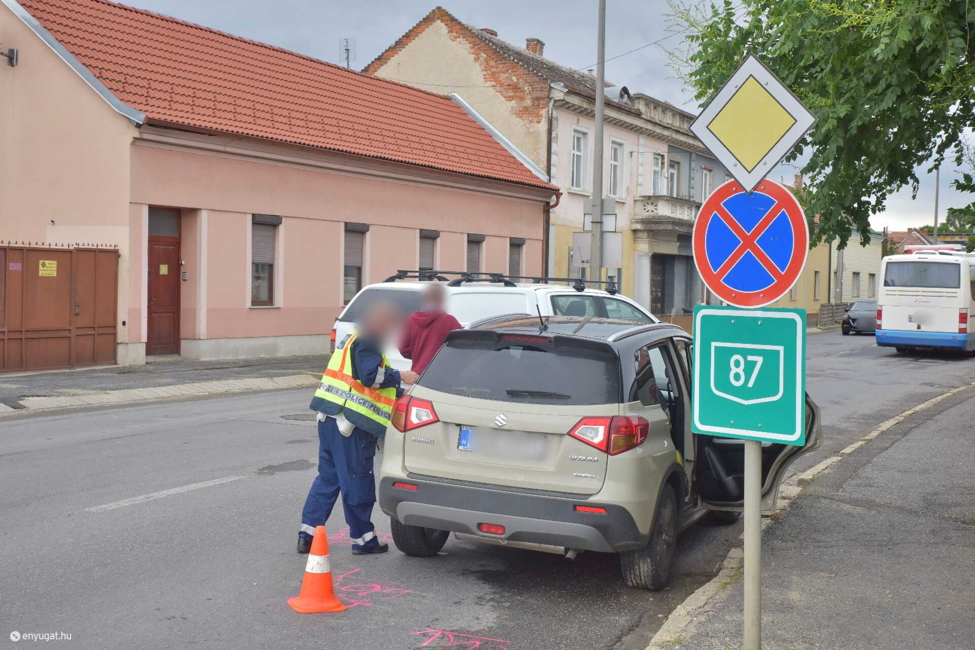 Megállni tilosnál álló Suzuki ajtaját nyitotta Credo busznak egy utas Kőszegen