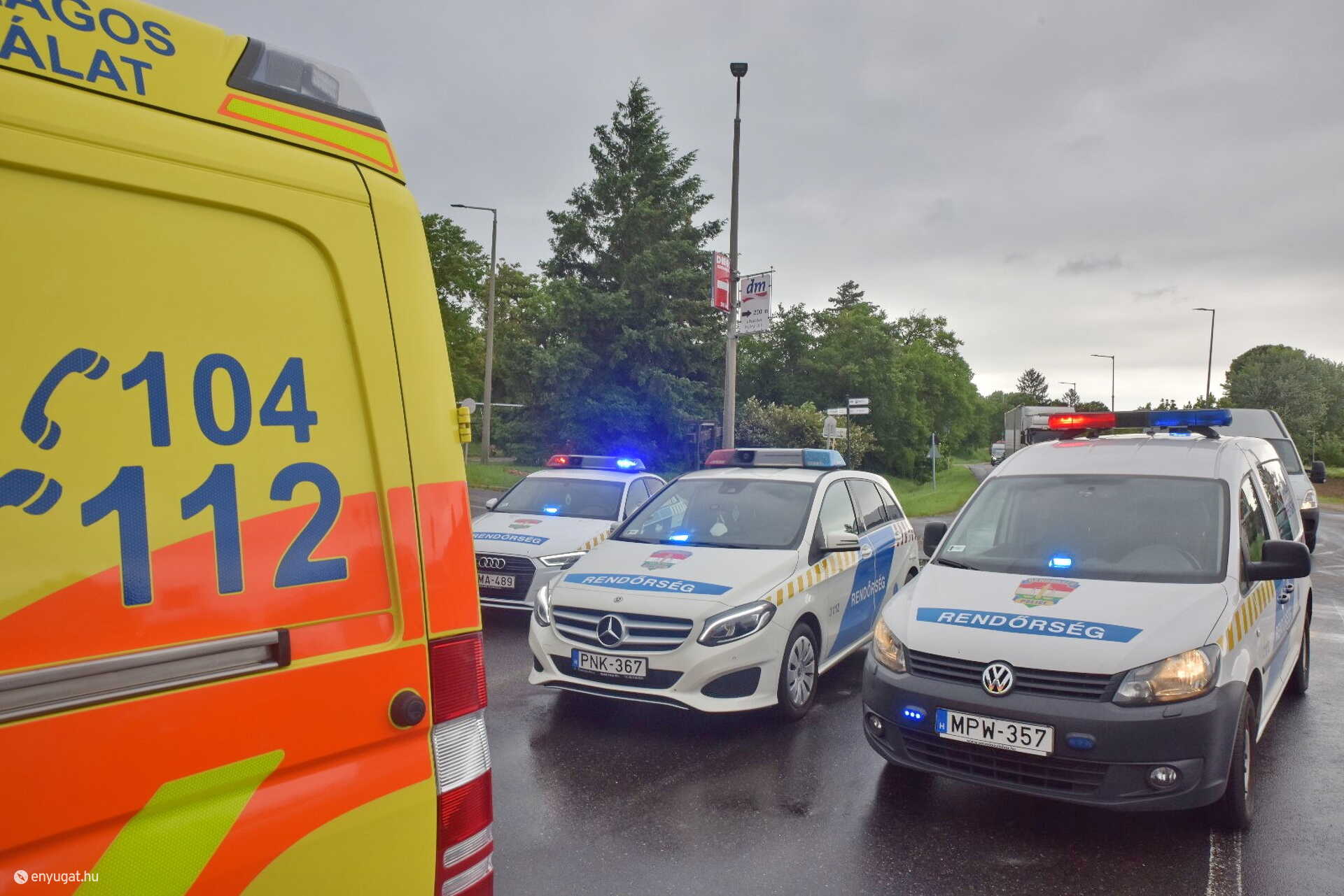 Megállni tilosnál álló Suzuki ajtaját nyitotta Credo busznak egy utas Kőszegen