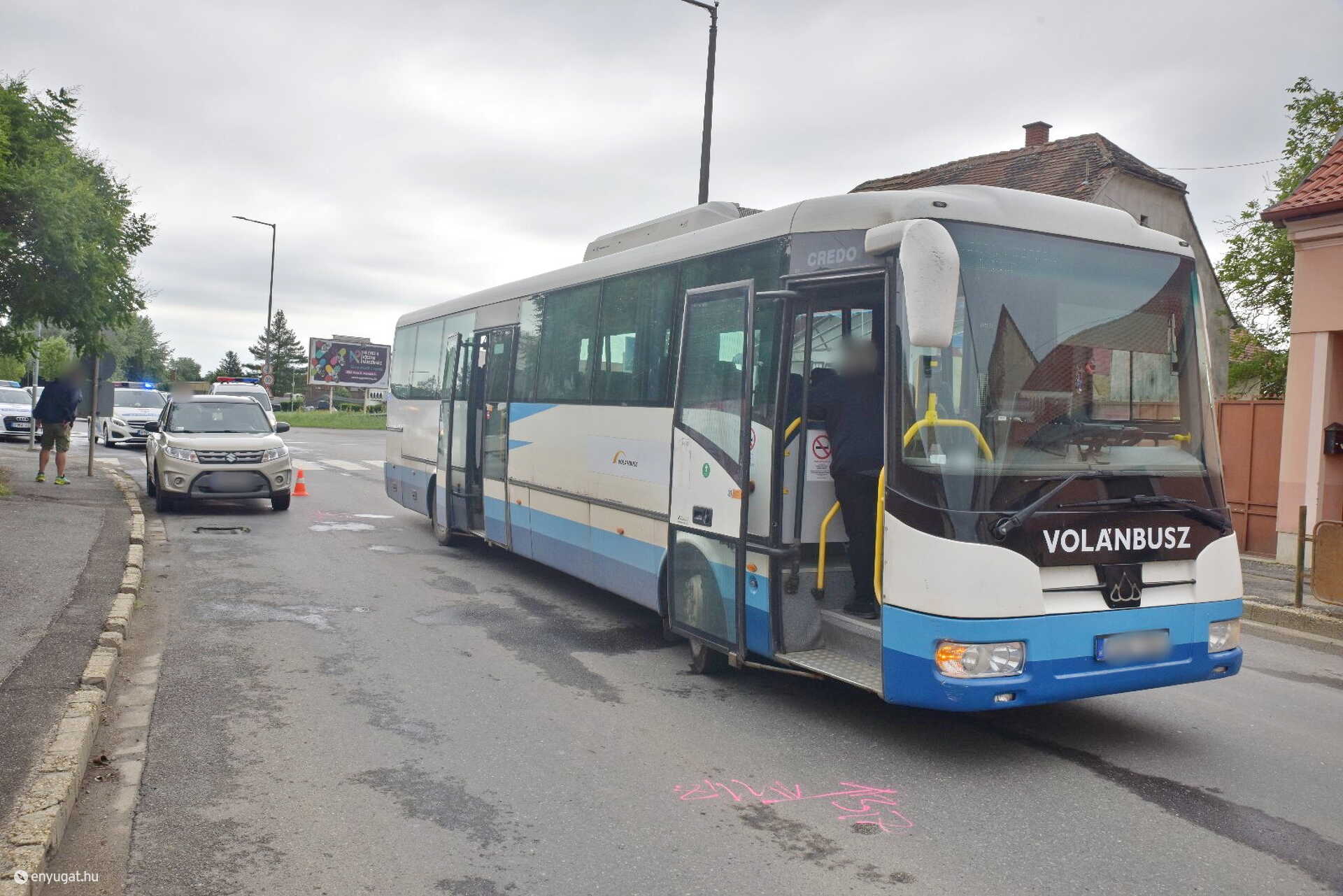 Megállni tilosnál álló Suzuki ajtaját nyitotta Credo busznak egy utas Kőszegen