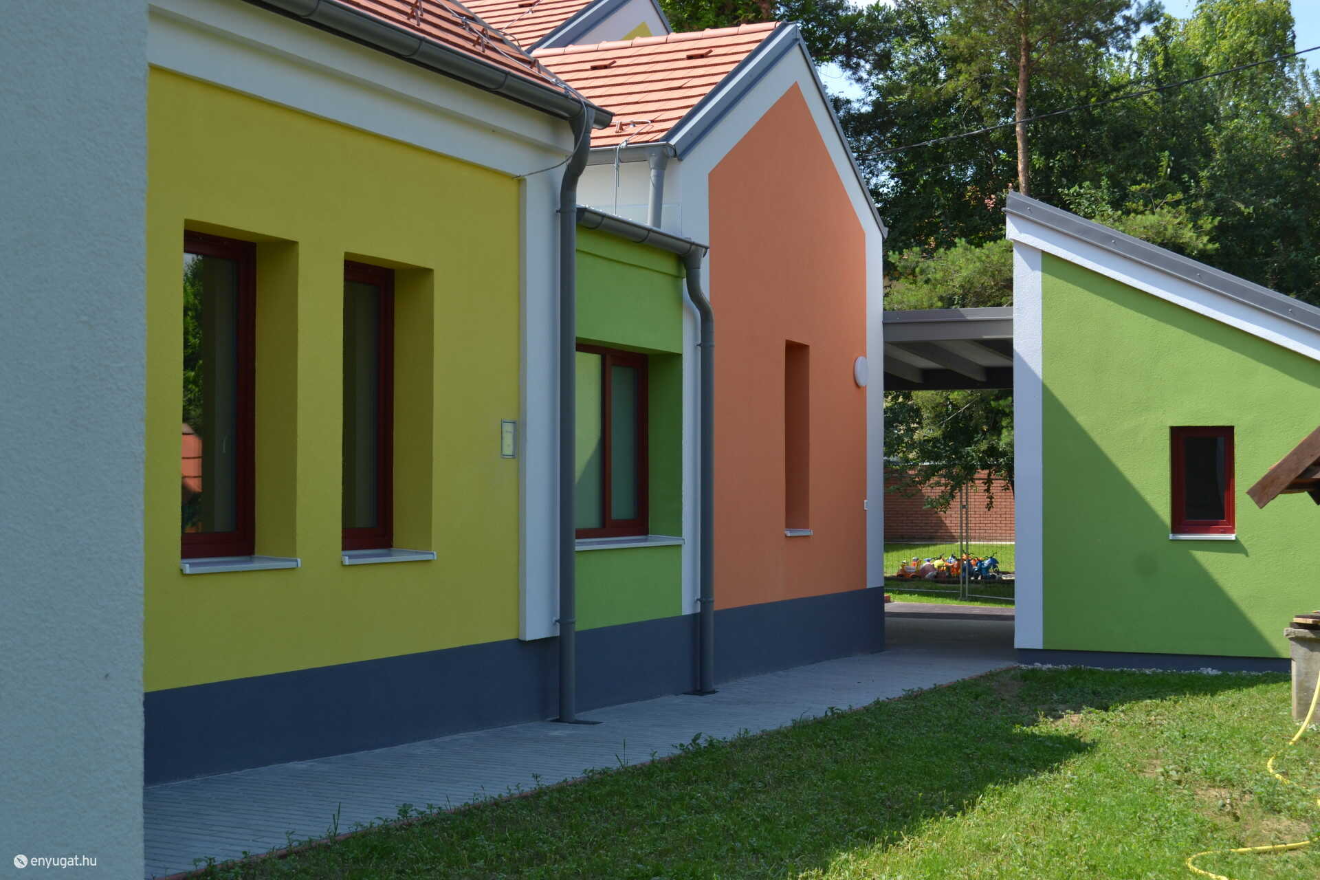 Míg elöl ünnepeltek, bekukantottunk hátulról is. Barátságos az új bölcsőde. 
