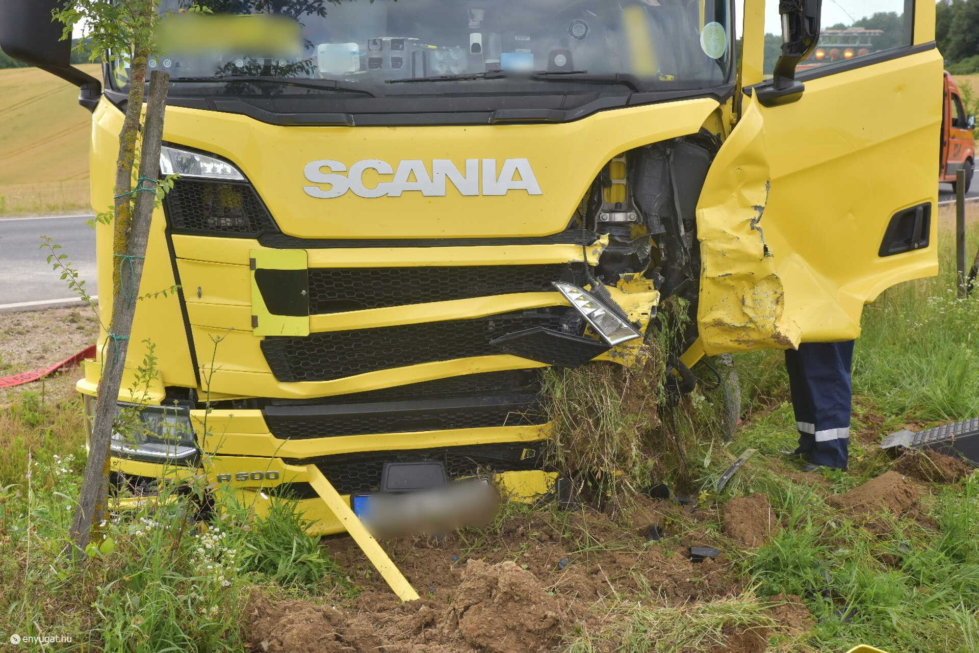 Meghalt az anya, kislánya válságos állapotban - Skoda hajtott Scania elé Zalalövő közelében