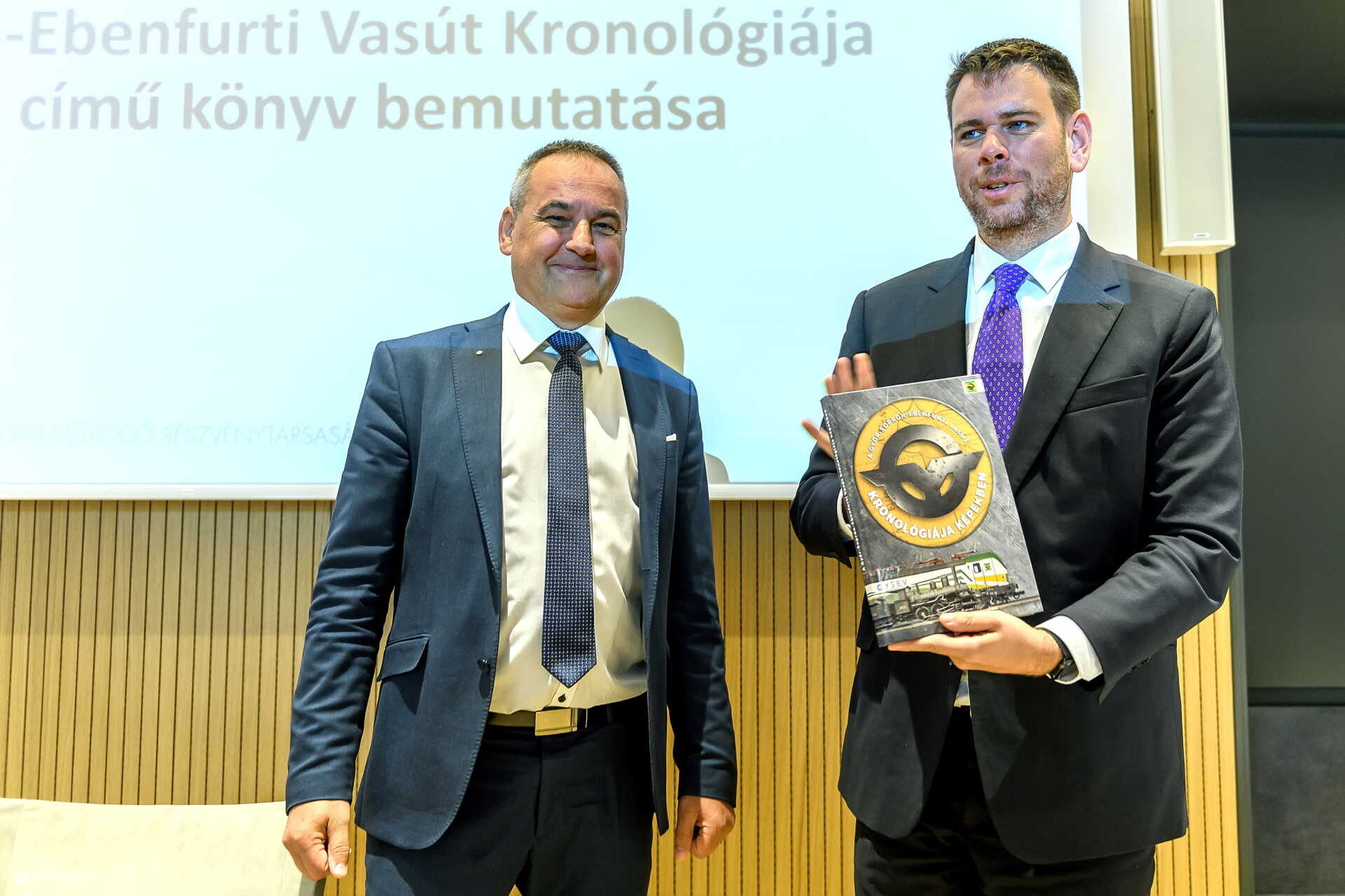 Könyv ajándékba. Kövesdi Szilárd, a GYSEV elnök-vezérigazgatója dedikálta az első példányt Vitézy Dávid államtitkár számára.