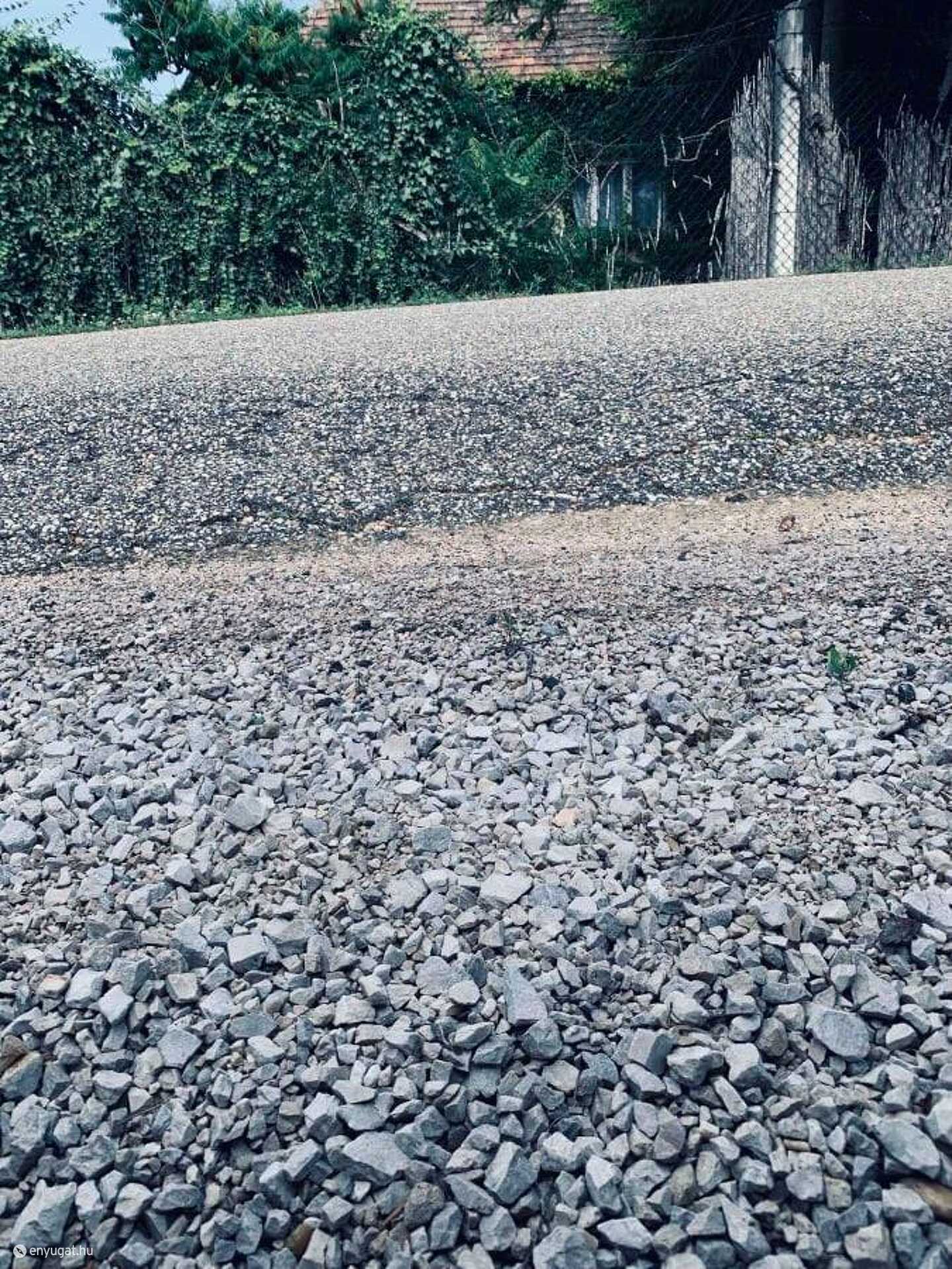 A személyautók alja leér, akkorák az úthibák.