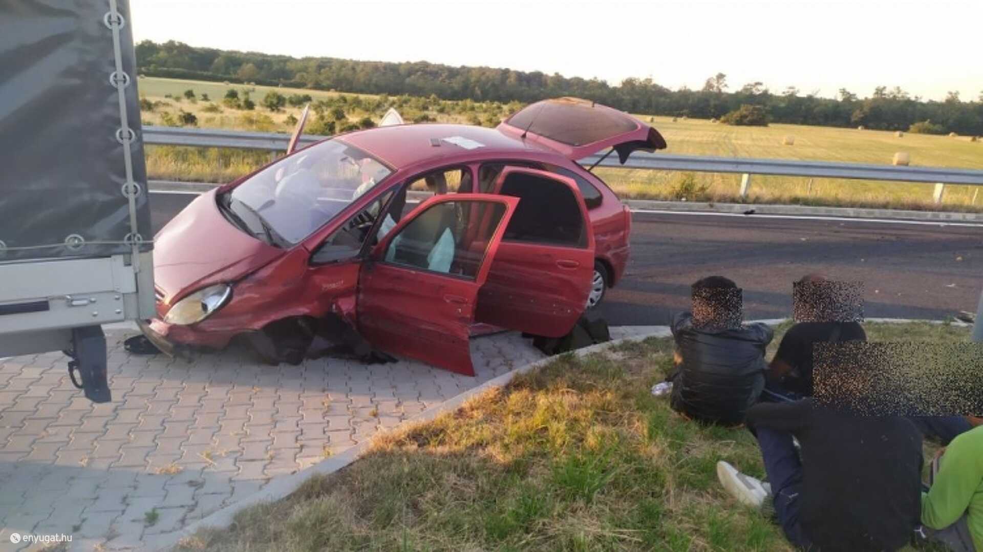 A sofőr átugrott a korláton és elszaladt.