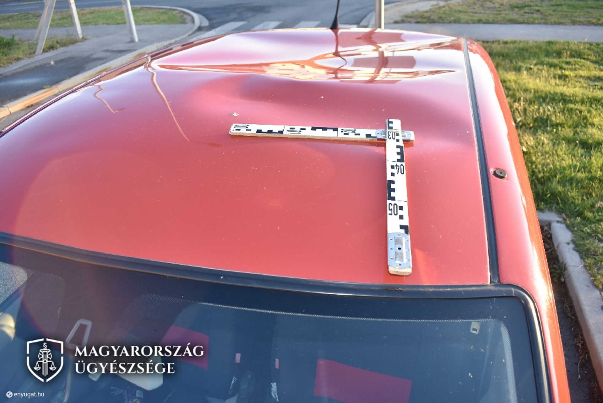 A kocsi teteje megsínylette az autón ugrálást.