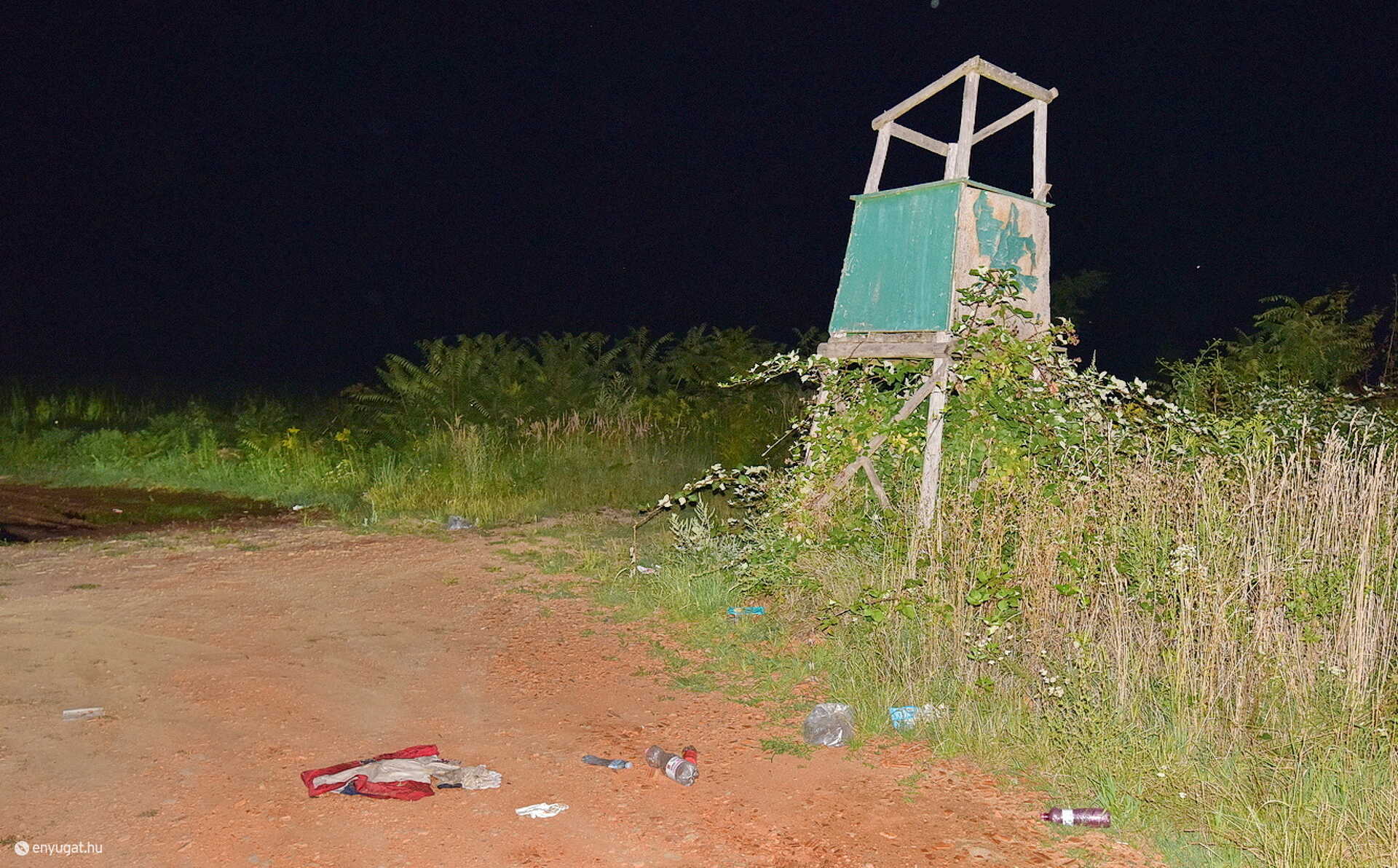 Eldobált személyes tárgyak és szemét az osztrák határ közelében
